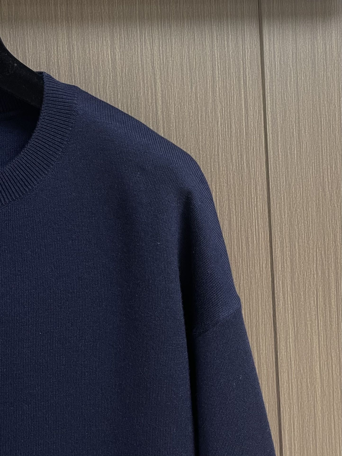 LOEWE 垫衬3D刺绣圆领毛衣，采用了羊毛混纺面料，以96％的羊毛为主，结合了3％的锦纶和1％的氨纶，