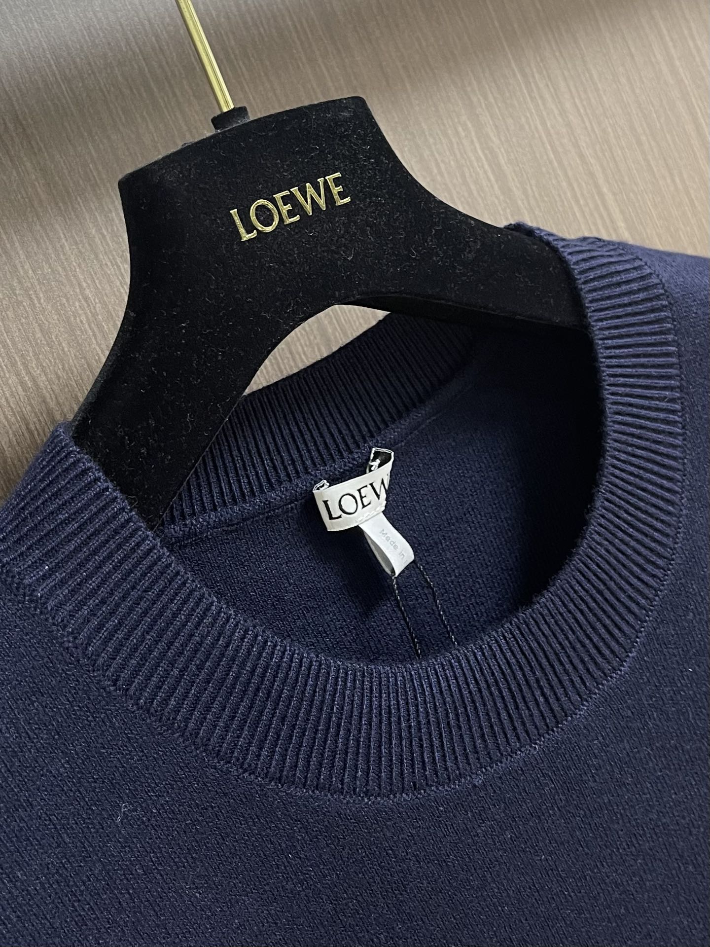 LOEWE 垫衬3D刺绣圆领毛衣，采用了羊毛混纺面料，以96％的羊毛为主，结合了3％的锦纶和1％的氨纶，