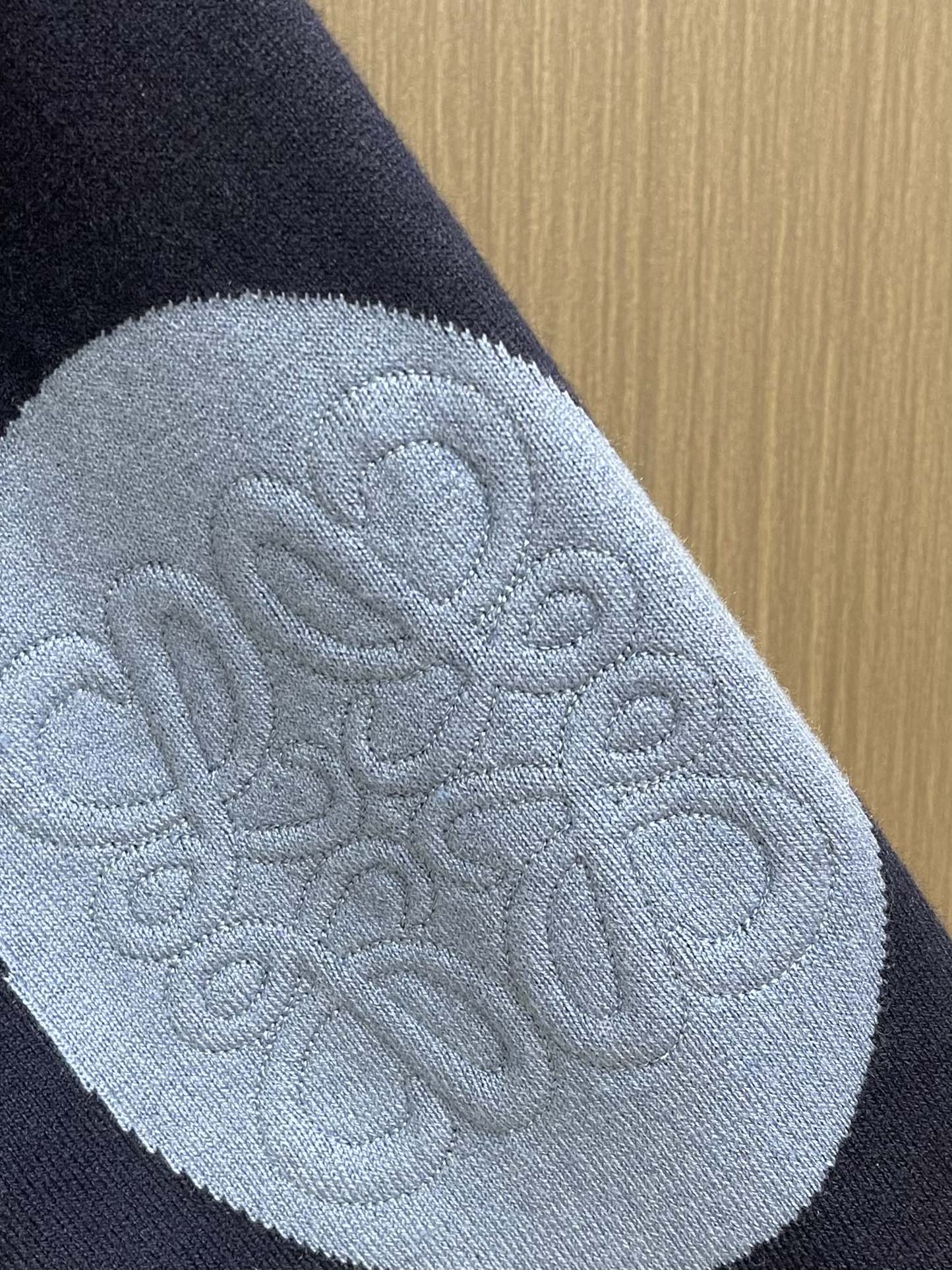 LOEWE 垫衬3D刺绣圆领毛衣，采用了羊毛混纺面料，以96％的羊毛为主，结合了3％的锦纶和1％的氨纶，