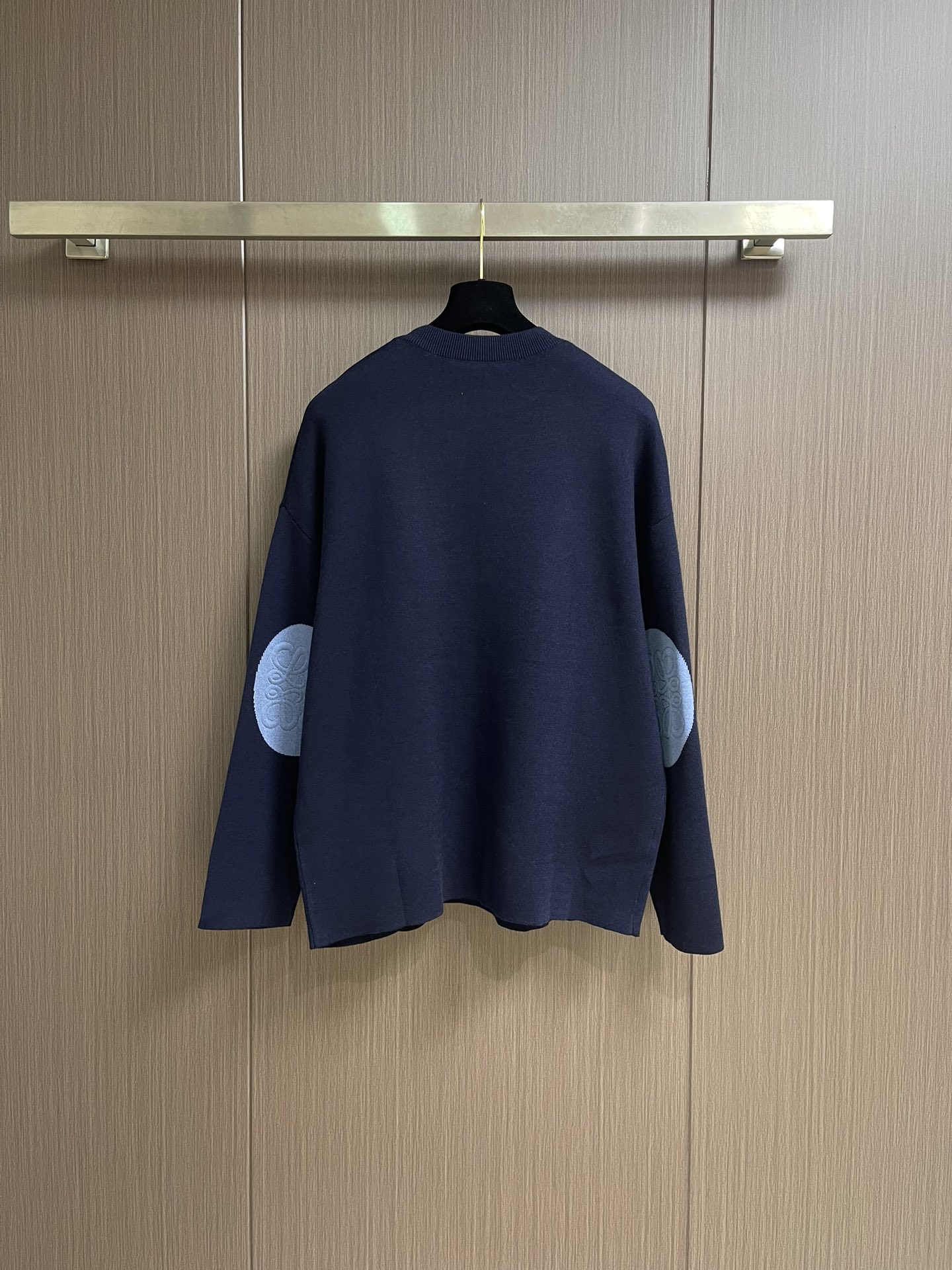 LOEWE 垫衬3D刺绣圆领毛衣，采用了羊毛混纺面料，以96％的羊毛为主，结合了3％的锦纶和1％的氨纶，