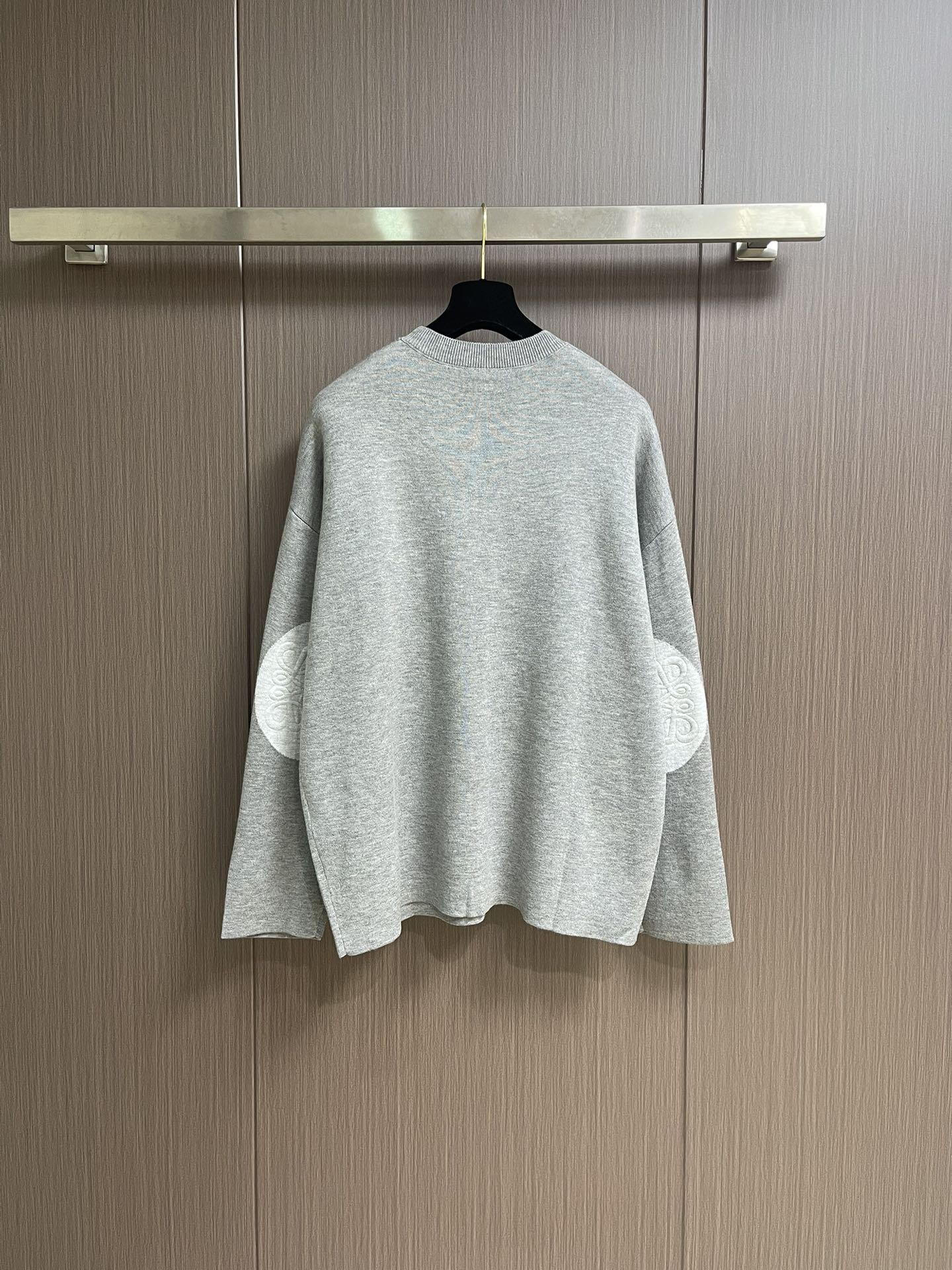 LOEWE 垫衬3D刺绣圆领毛衣，采用了羊毛混纺面料，以96％的羊毛为主，结合了3％的锦纶和1％的氨纶，