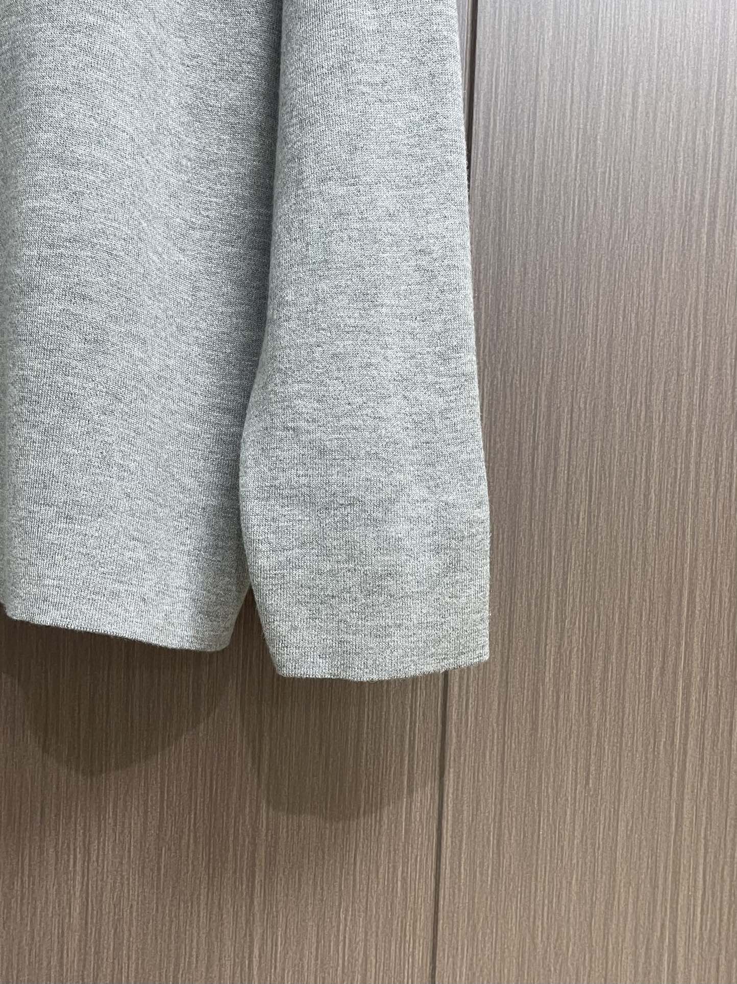 LOEWE 垫衬3D刺绣圆领毛衣，采用了羊毛混纺面料，以96％的羊毛为主，结合了3％的锦纶和1％的氨纶，