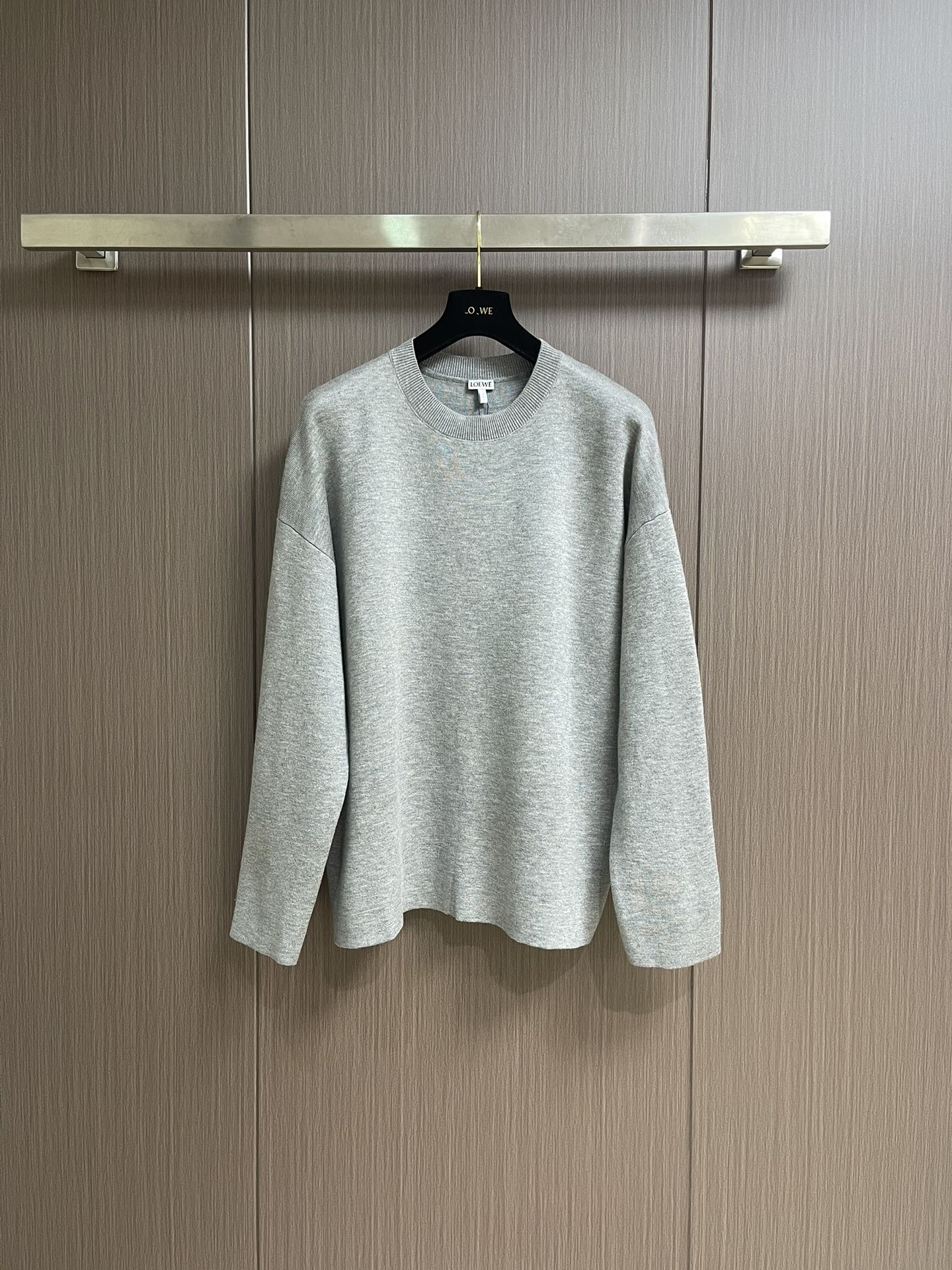 LOEWE 垫衬3D刺绣圆领毛衣，采用了羊毛混纺面料，以96％的羊毛为主，结合了3％的锦纶和1％的氨纶，