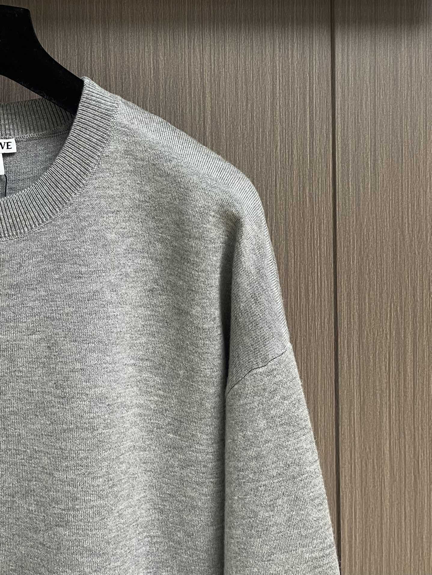 LOEWE 垫衬3D刺绣圆领毛衣，采用了羊毛混纺面料，以96％的羊毛为主，结合了3％的锦纶和1％的氨纶，