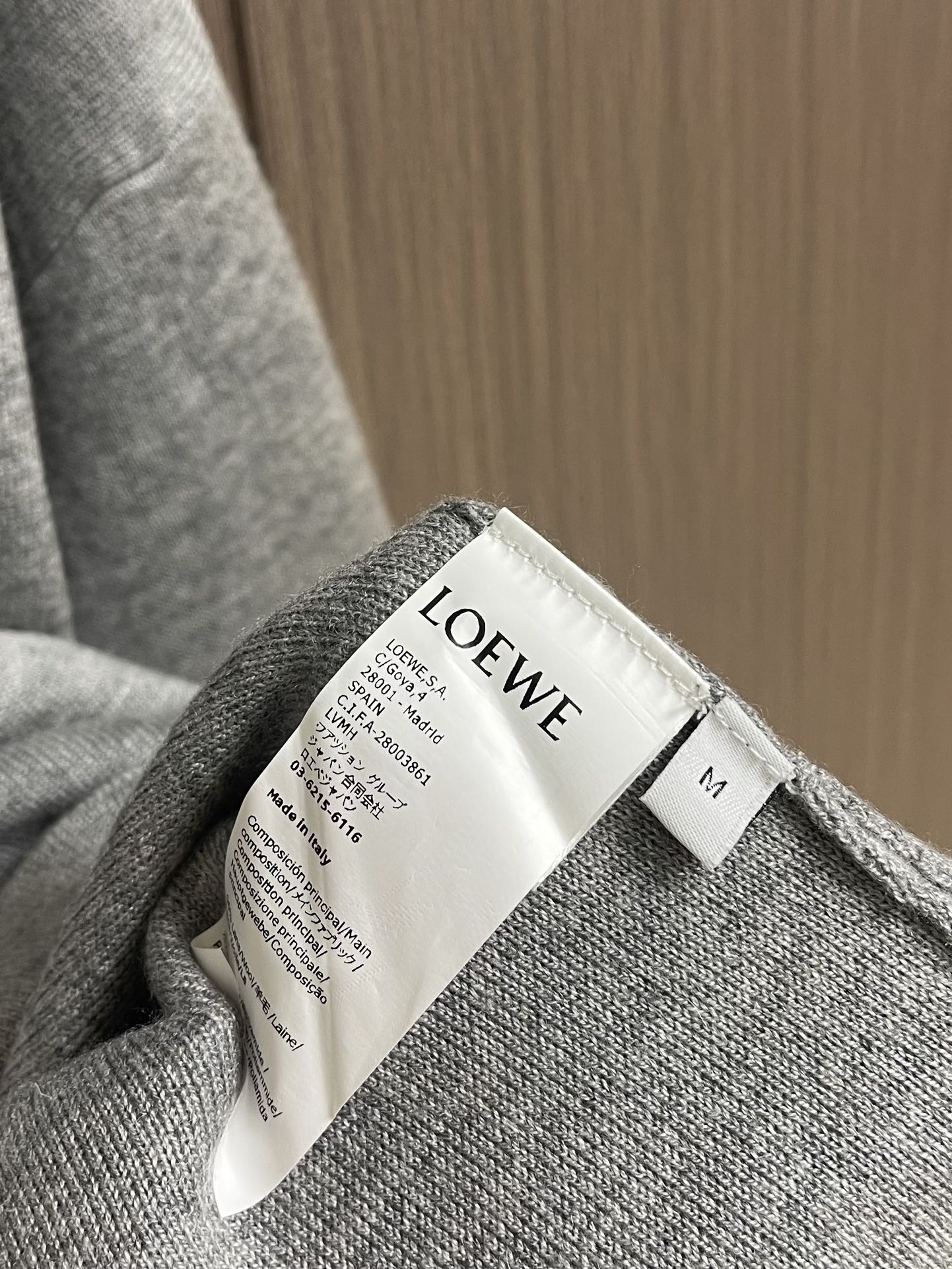 LOEWE 垫衬3D刺绣圆领毛衣，采用了羊毛混纺面料，以96％的羊毛为主，结合了3％的锦纶和1％的氨纶，