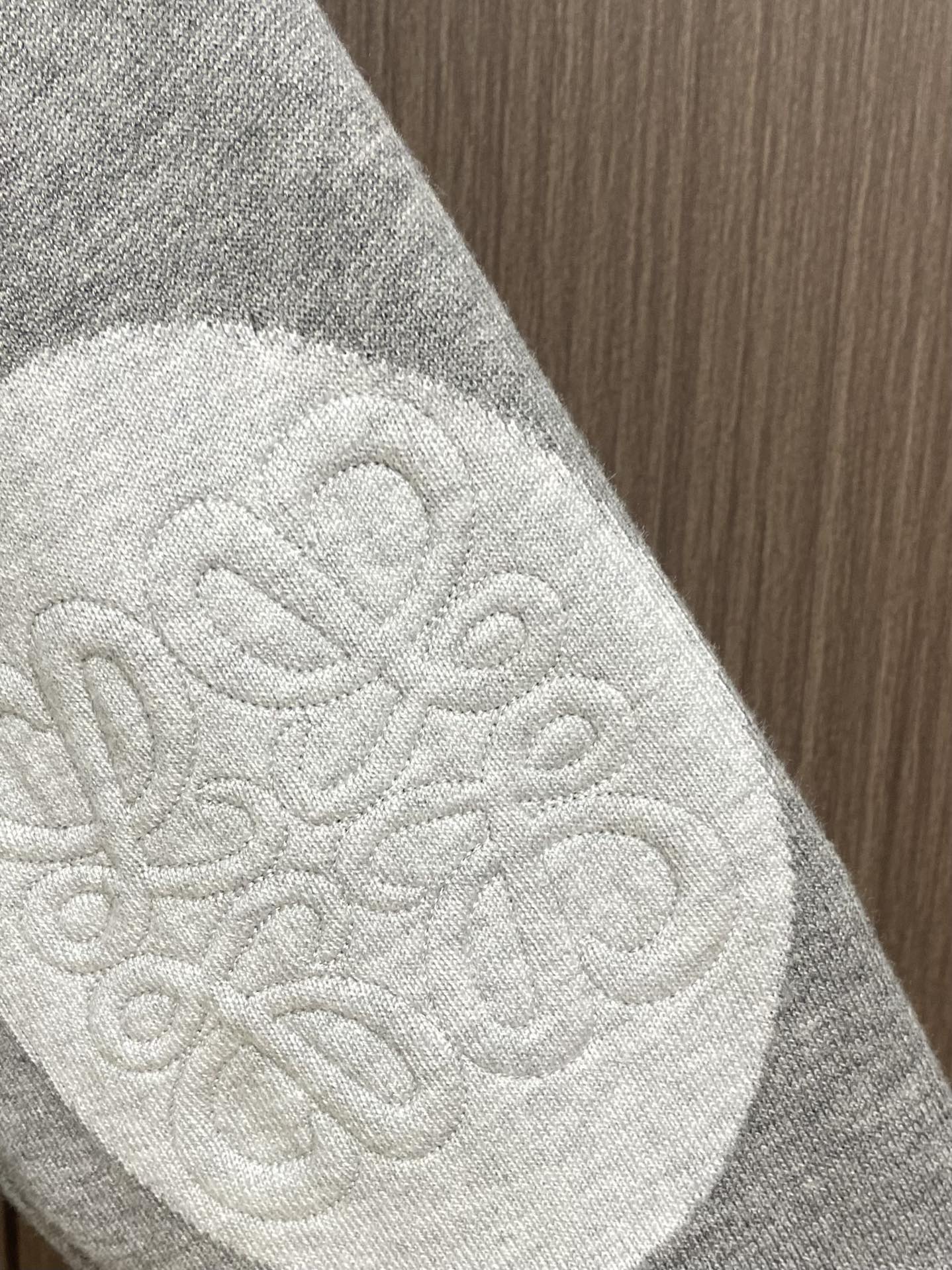 LOEWE 垫衬3D刺绣圆领毛衣，采用了羊毛混纺面料，以96％的羊毛为主，结合了3％的锦纶和1％的氨纶，