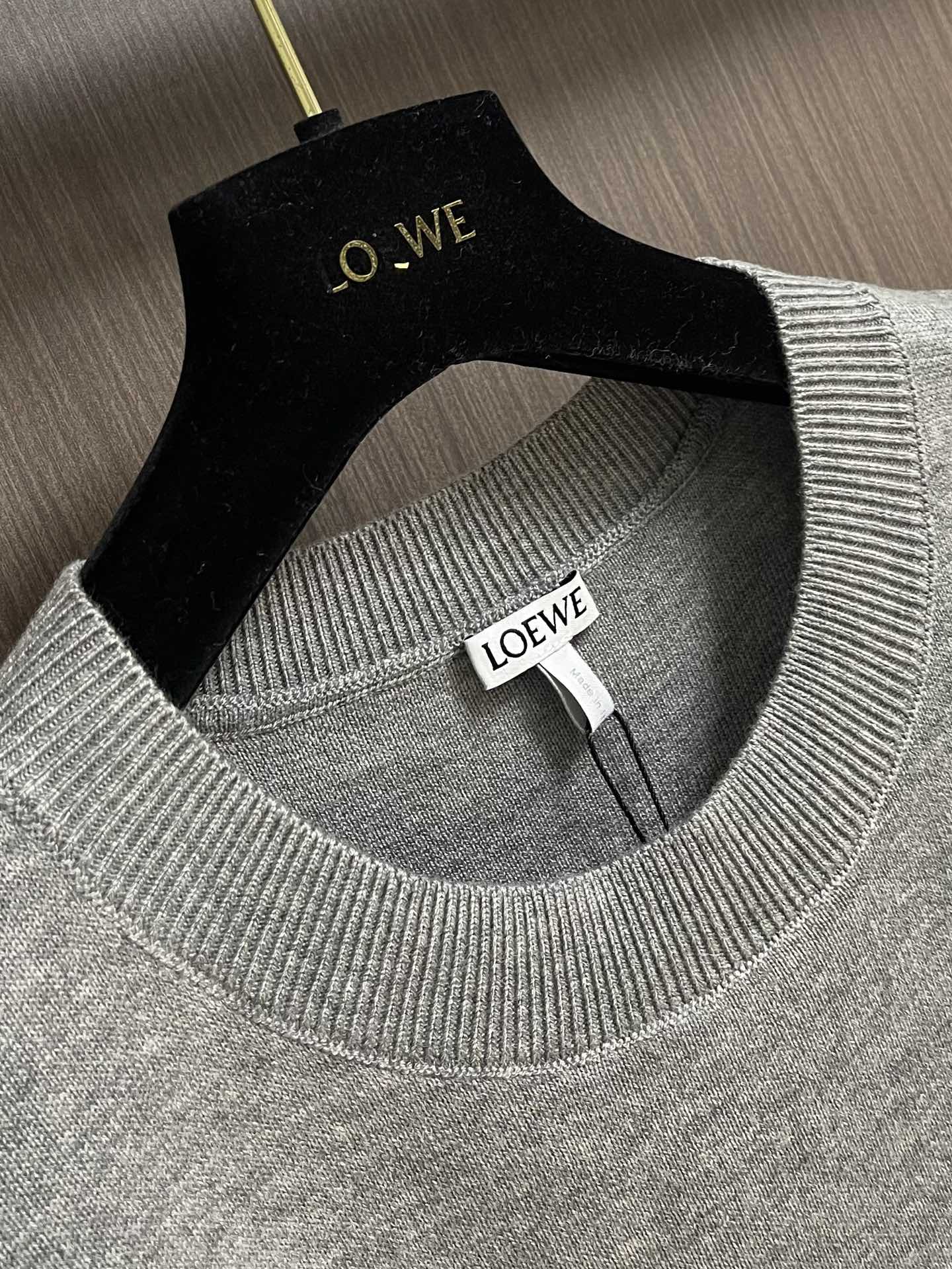 LOEWE 垫衬3D刺绣圆领毛衣，采用了羊毛混纺面料，以96％的羊毛为主，结合了3％的锦纶和1％的氨纶，