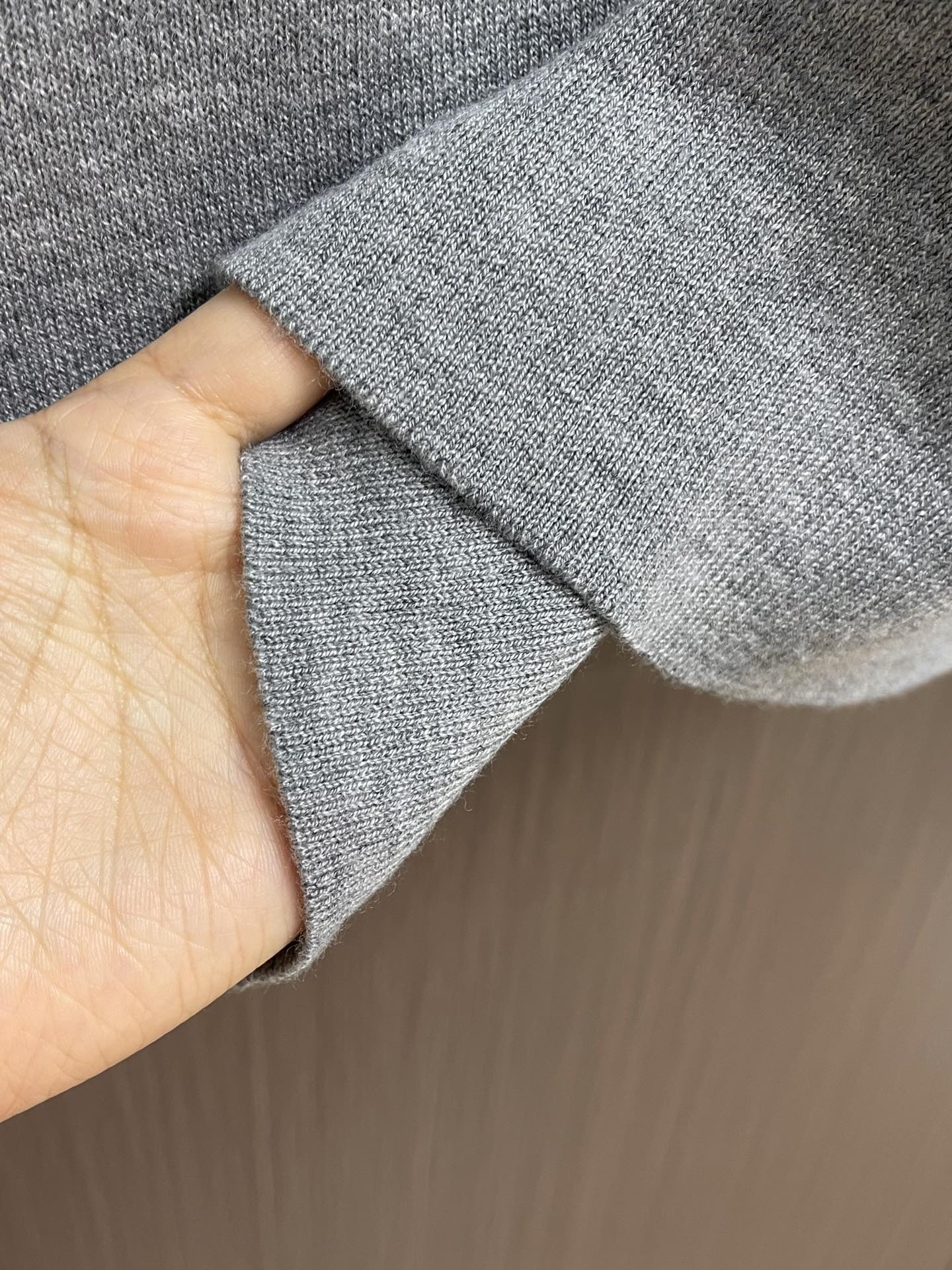 LOEWE 垫衬3D刺绣圆领毛衣，采用了羊毛混纺面料，以96％的羊毛为主，结合了3％的锦纶和1％的氨纶，