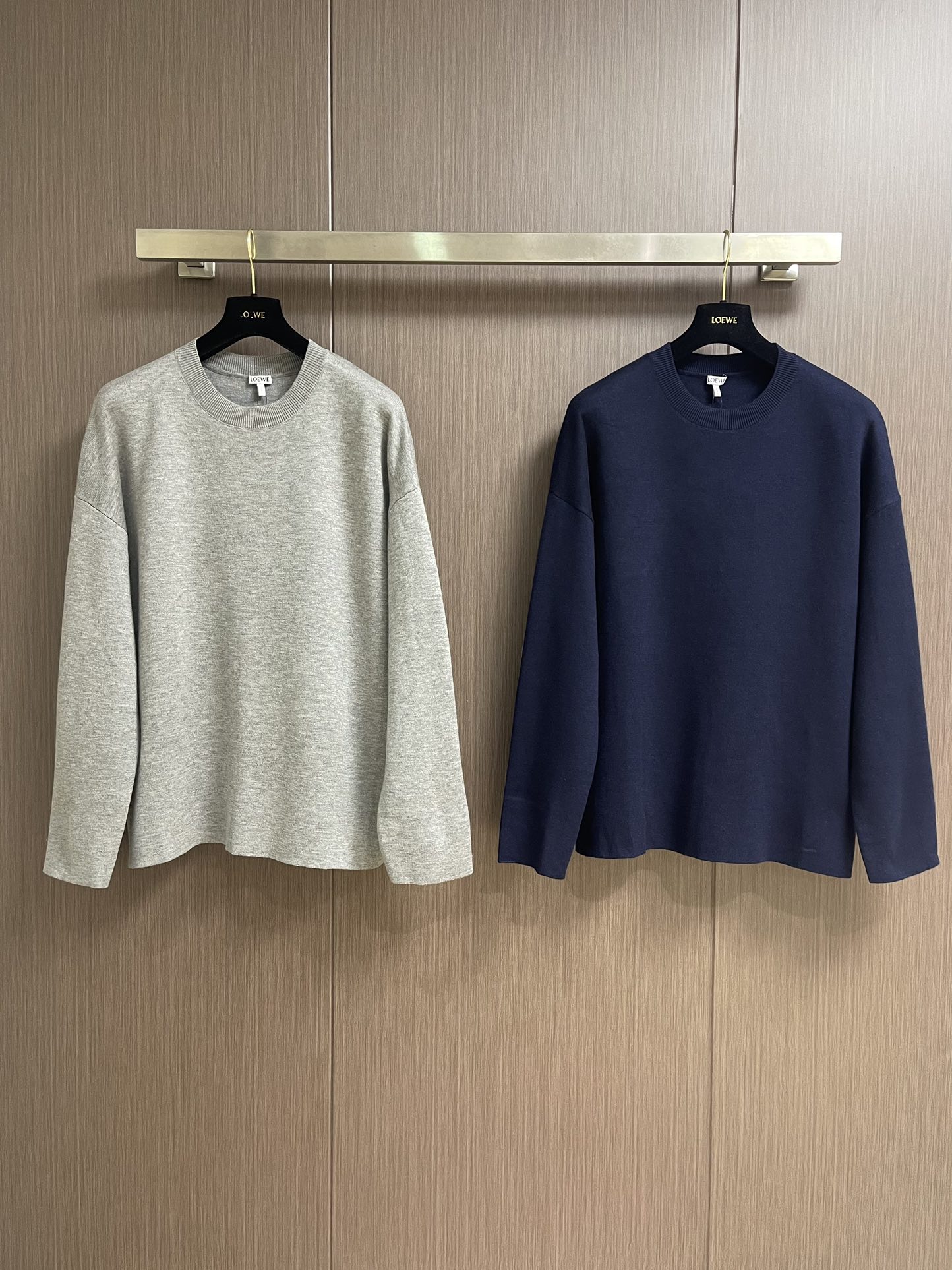 LOEWE 垫衬3D刺绣圆领毛衣，采用了羊毛混纺面料，以96％的羊毛为主，结合了3％的锦纶和1％的氨纶，