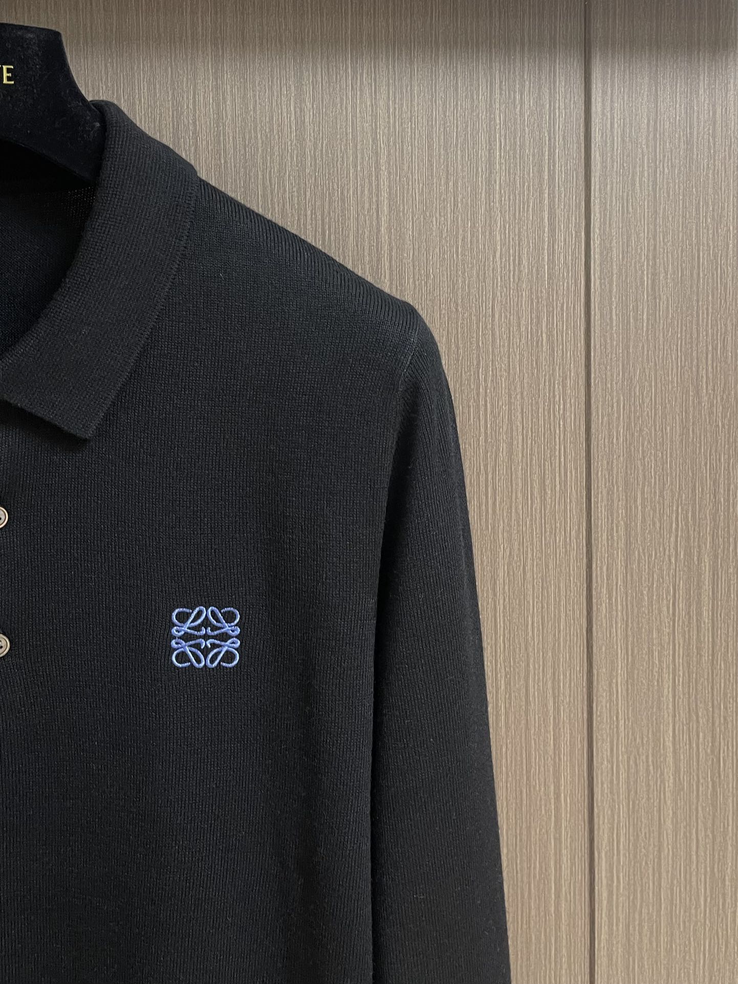 loewe 小标刺绣POLO领针织毛衣，此款POLO领针织衫，选用轻盈纯羊毛平织面料打造。针织款式，呈现