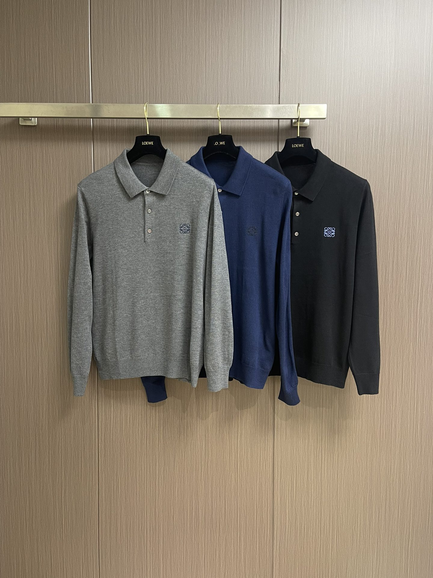 loewe 小标刺绣POLO领针织毛衣，此款POLO领针织衫，选用轻盈纯羊毛平织面料打造。针织款式，呈现