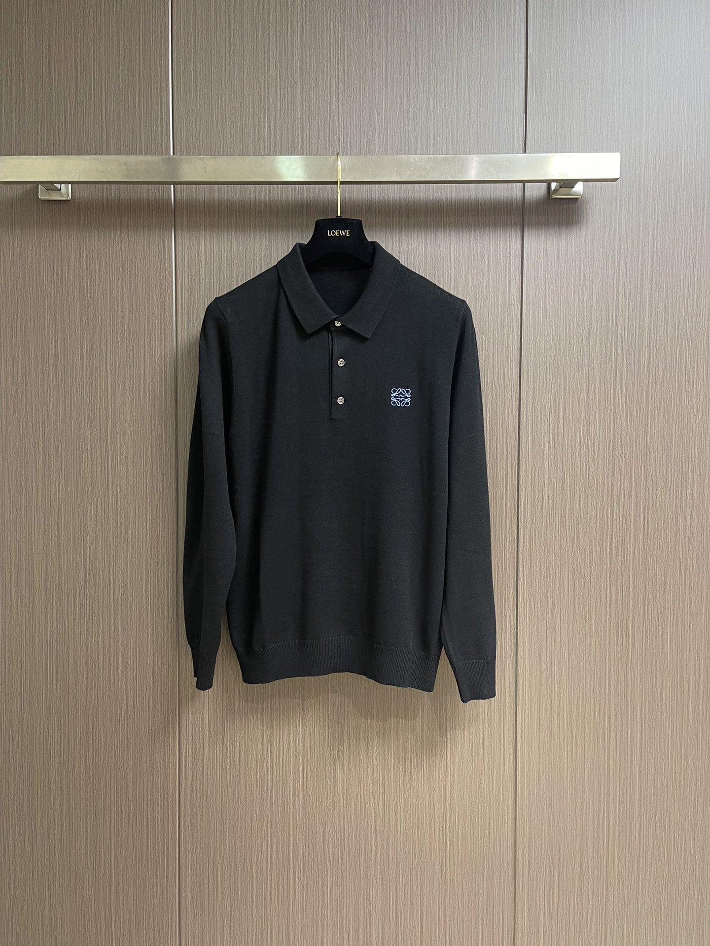 loewe 小标刺绣POLO领针织毛衣，此款POLO领针织衫，选用轻盈纯羊毛平织面料打造。针织款式，呈现