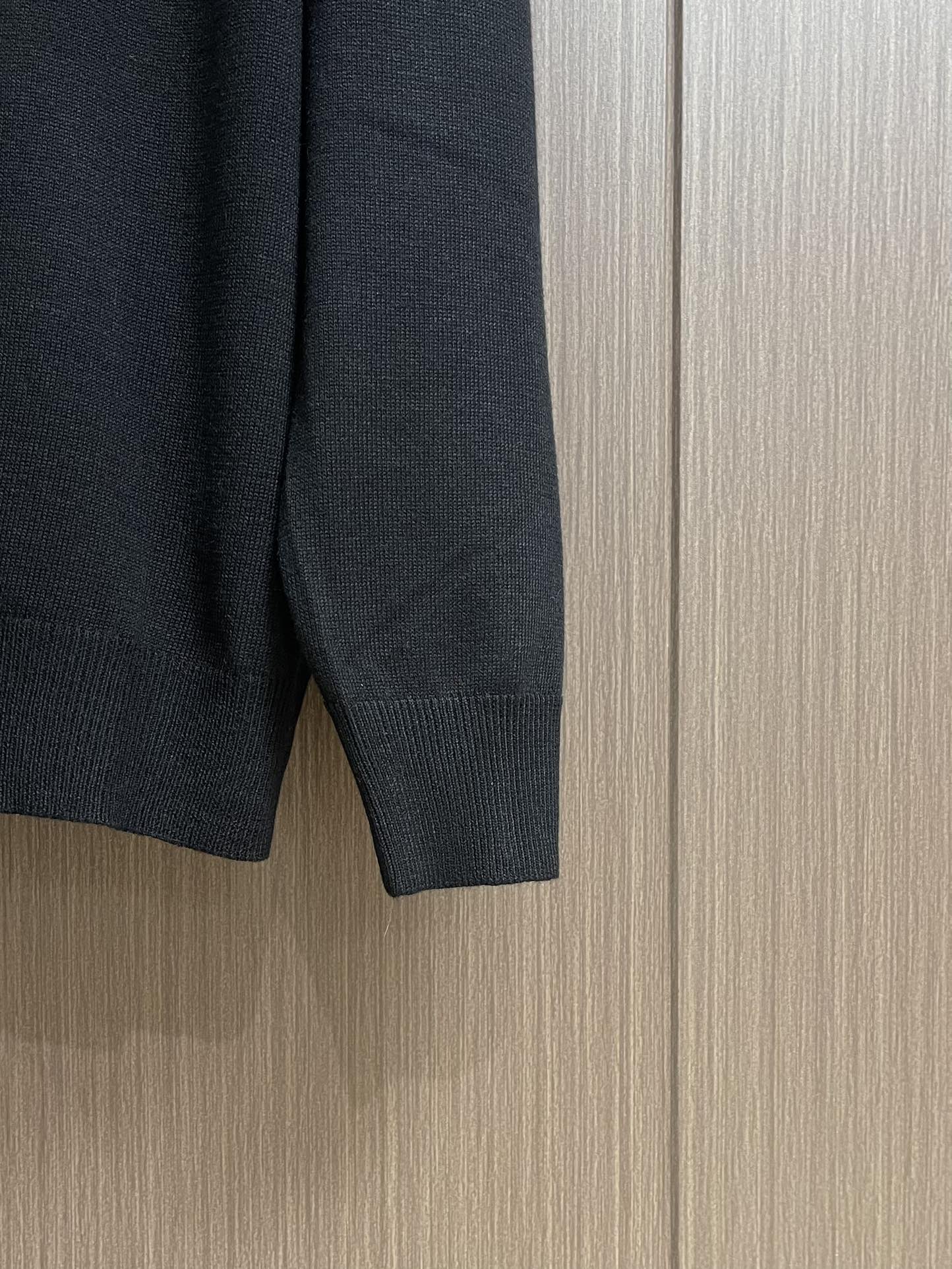 loewe 小标刺绣POLO领针织毛衣，此款POLO领针织衫，选用轻盈纯羊毛平织面料打造。针织款式，呈现