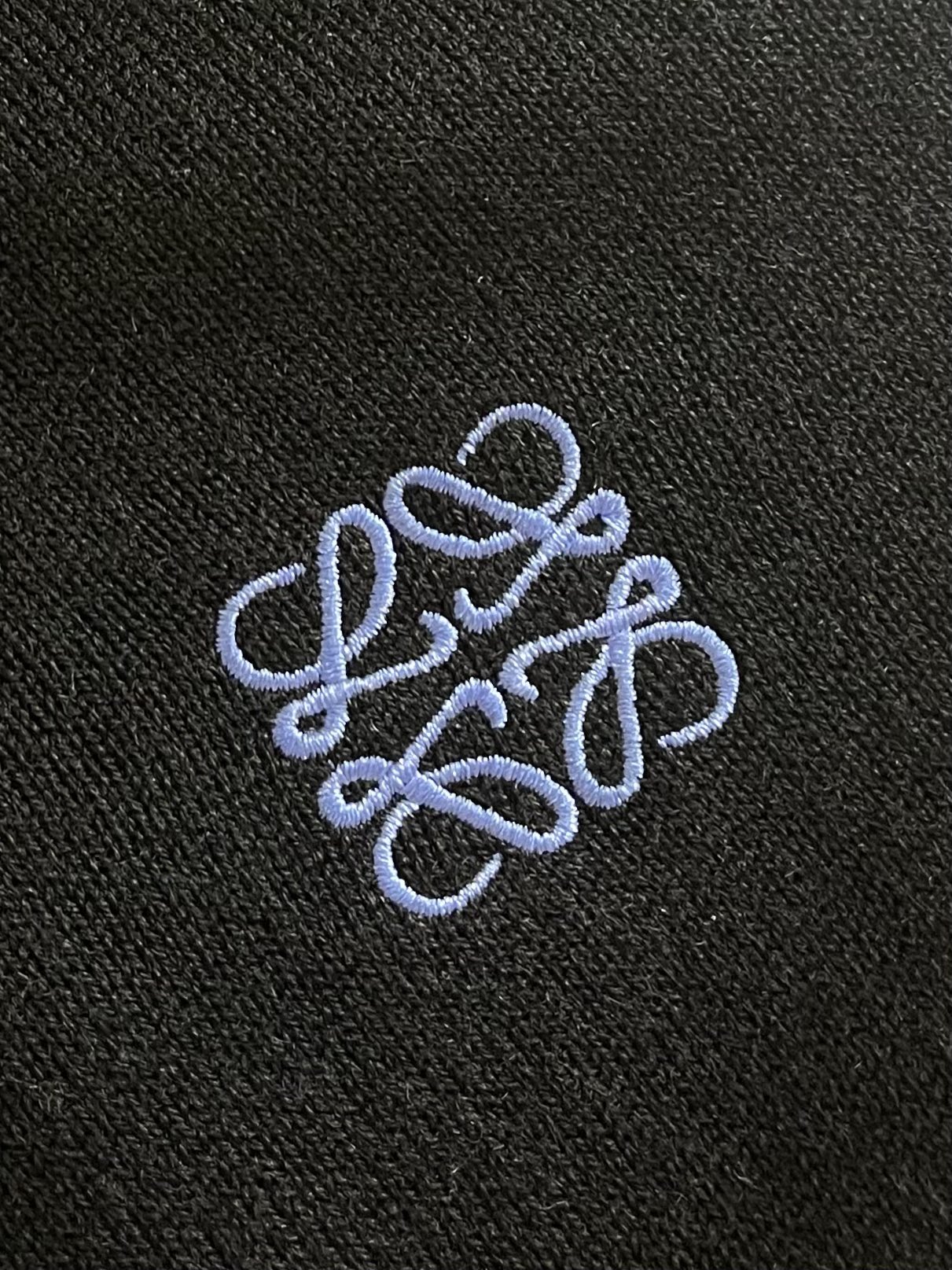 loewe 小标刺绣POLO领针织毛衣，此款POLO领针织衫，选用轻盈纯羊毛平织面料打造。针织款式，呈现