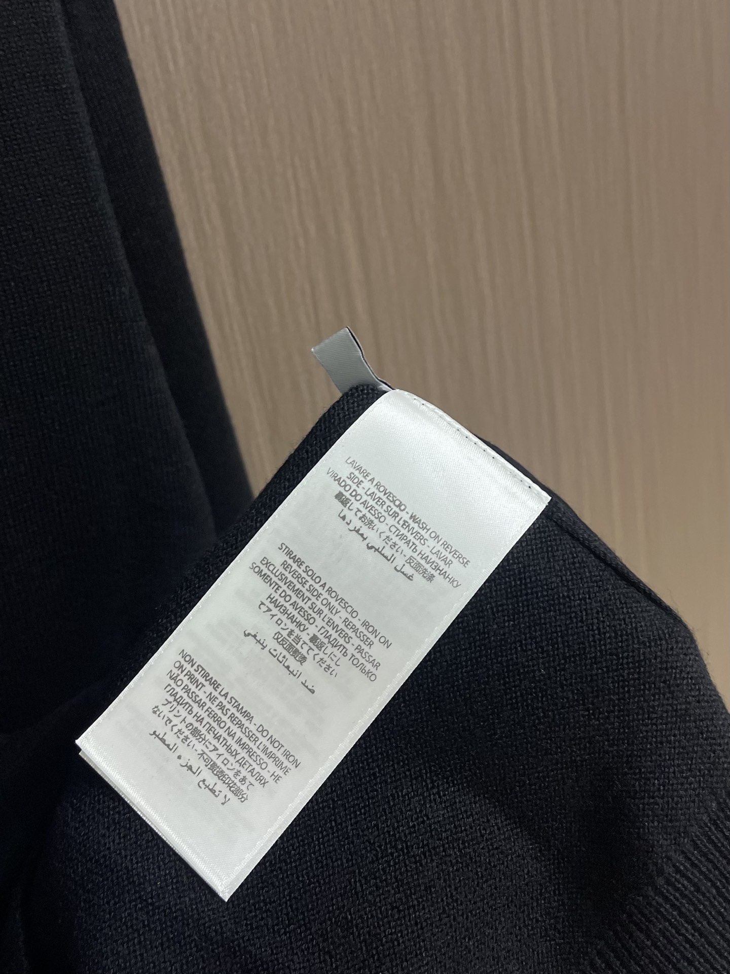 loewe 小标刺绣POLO领针织毛衣，此款POLO领针织衫，选用轻盈纯羊毛平织面料打造。针织款式，呈现