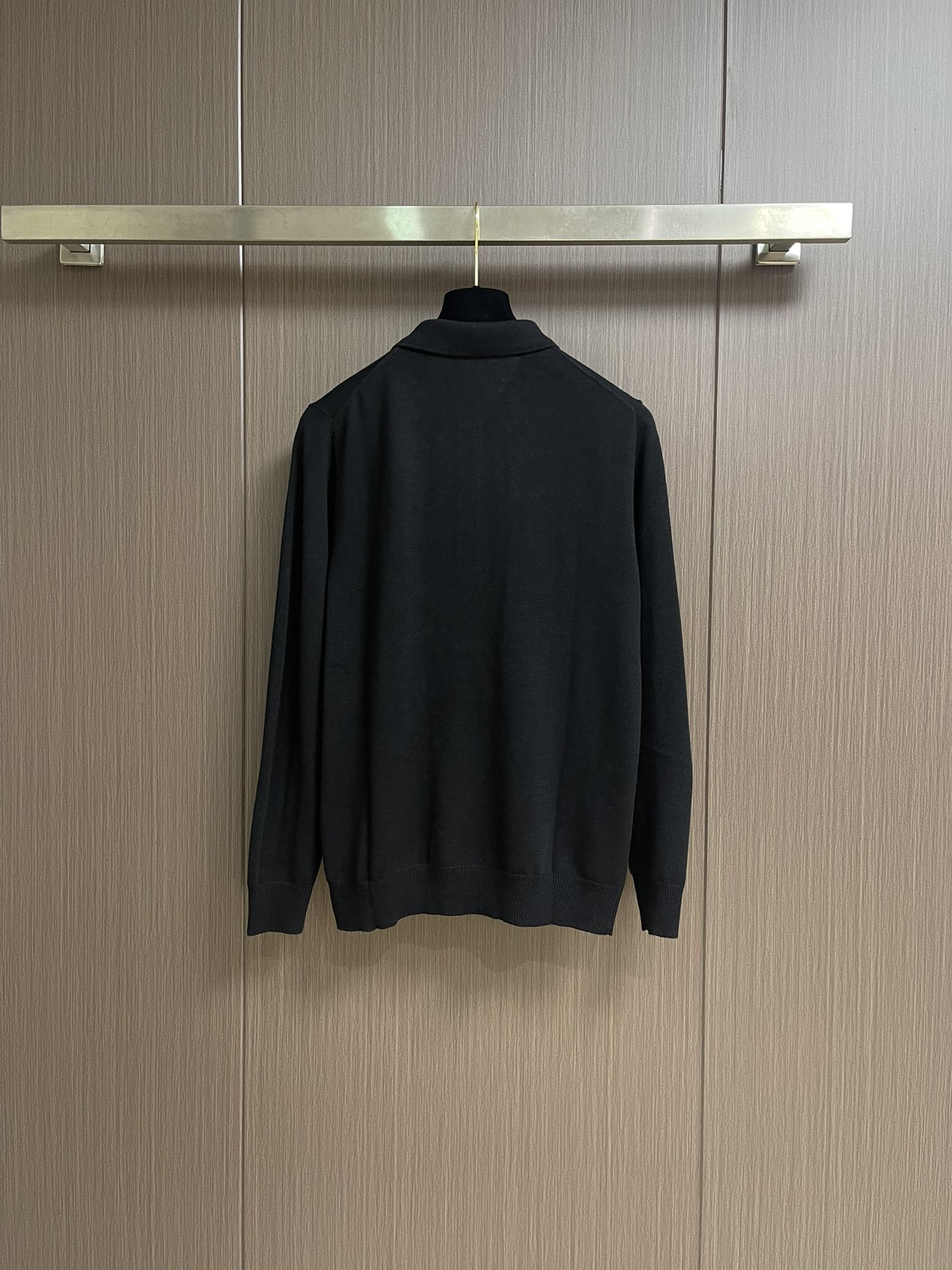 loewe 小标刺绣POLO领针织毛衣，此款POLO领针织衫，选用轻盈纯羊毛平织面料打造。针织款式，呈现