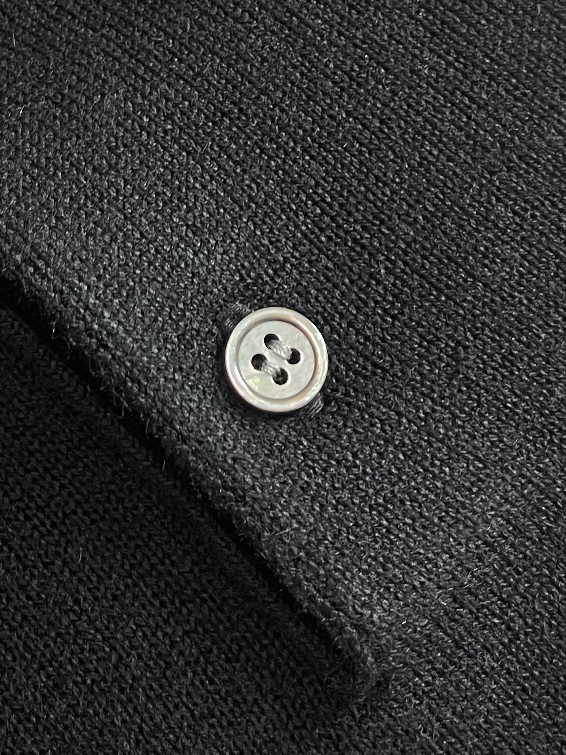 loewe 小标刺绣POLO领针织毛衣，此款POLO领针织衫，选用轻盈纯羊毛平织面料打造。针织款式，呈现