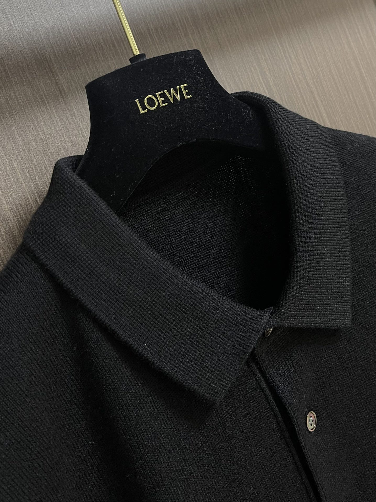 loewe 小标刺绣POLO领针织毛衣，此款POLO领针织衫，选用轻盈纯羊毛平织面料打造。针织款式，呈现