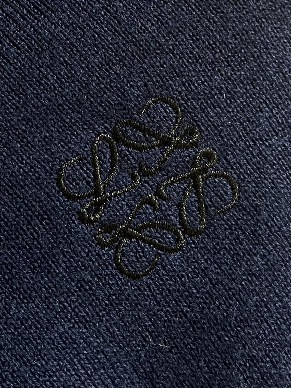 loewe 小标刺绣POLO领针织毛衣，此款POLO领针织衫，选用轻盈纯羊毛平织面料打造。针织款式，呈现