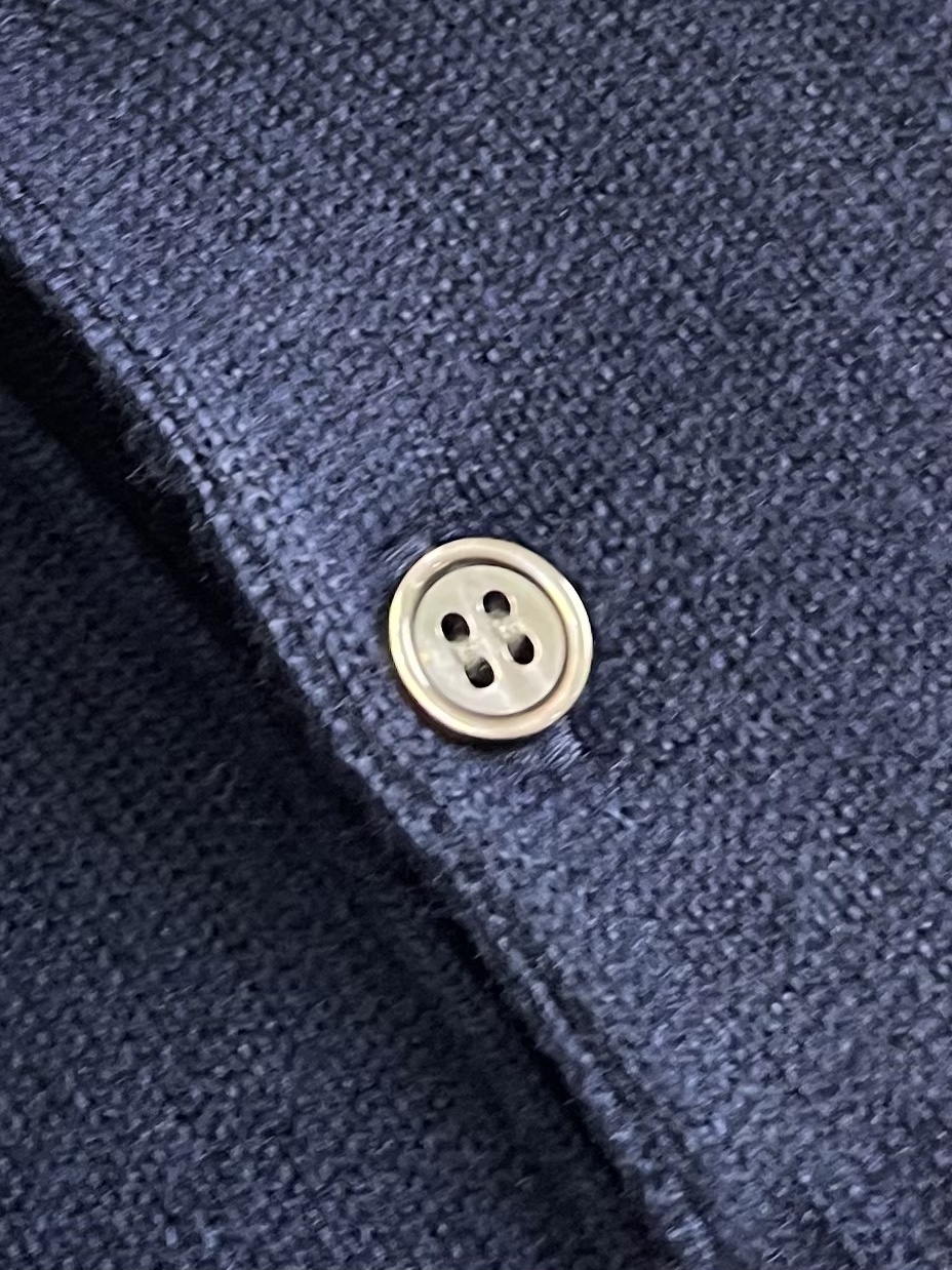 loewe 小标刺绣POLO领针织毛衣，此款POLO领针织衫，选用轻盈纯羊毛平织面料打造。针织款式，呈现