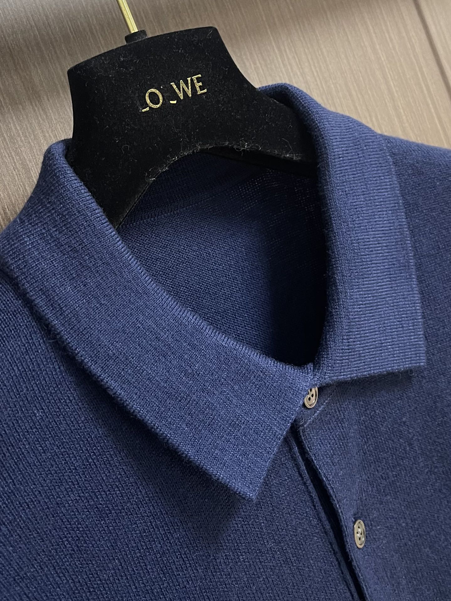 loewe 小标刺绣POLO领针织毛衣，此款POLO领针织衫，选用轻盈纯羊毛平织面料打造。针织款式，呈现