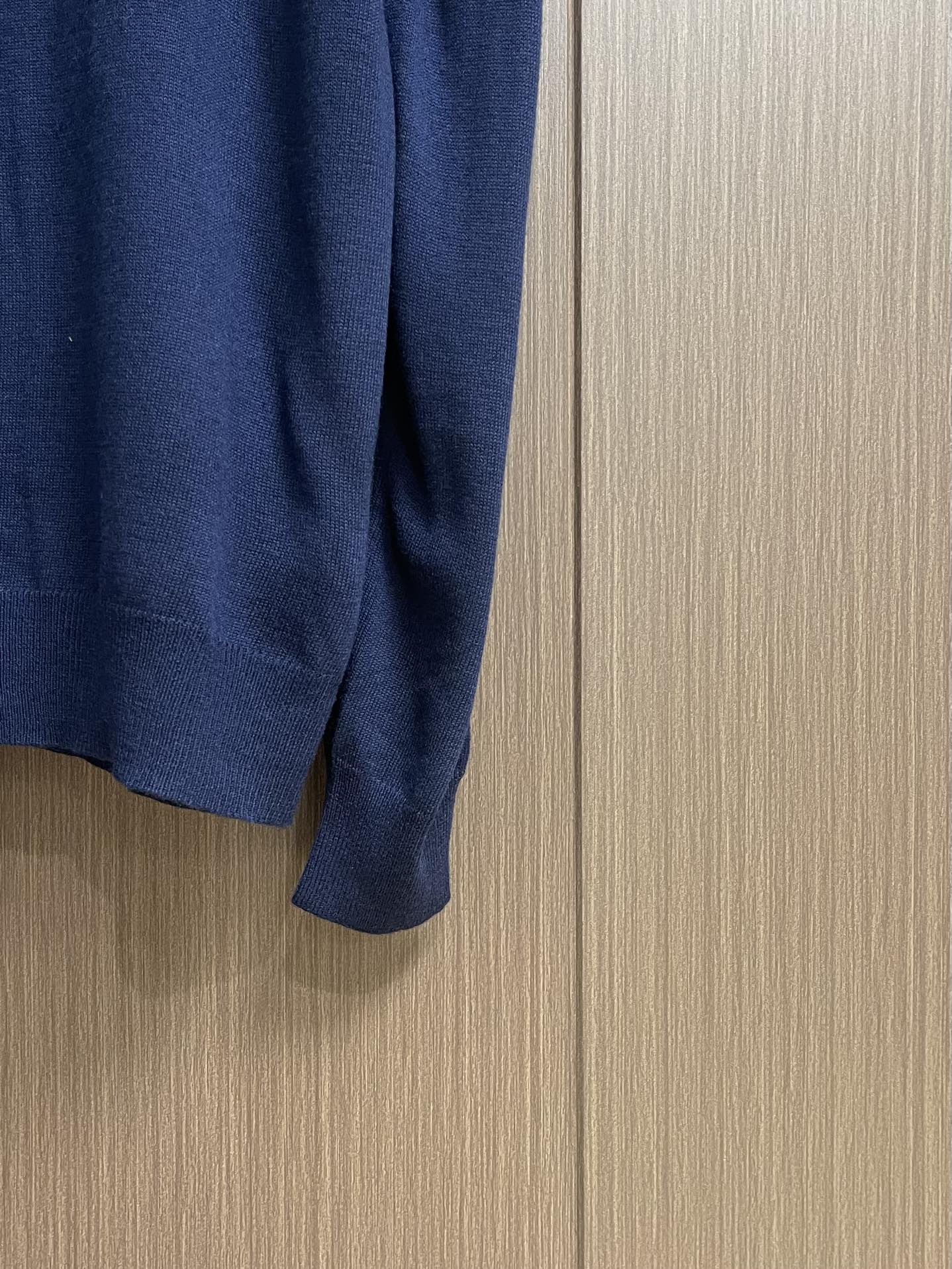 loewe 小标刺绣POLO领针织毛衣，此款POLO领针织衫，选用轻盈纯羊毛平织面料打造。针织款式，呈现