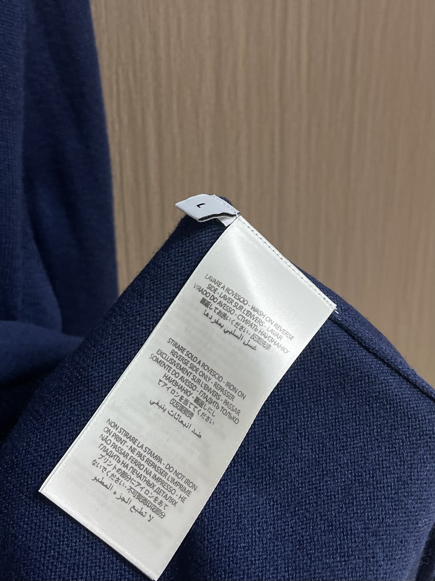 loewe 小标刺绣POLO领针织毛衣，此款POLO领针织衫，选用轻盈纯羊毛平织面料打造。针织款式，呈现