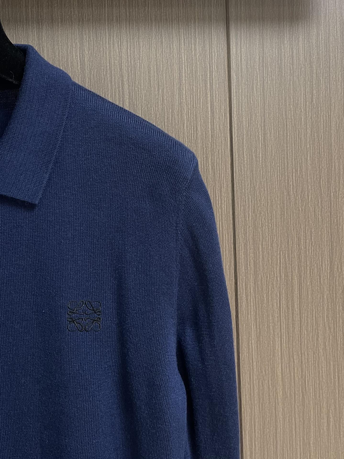 loewe 小标刺绣POLO领针织毛衣，此款POLO领针织衫，选用轻盈纯羊毛平织面料打造。针织款式，呈现