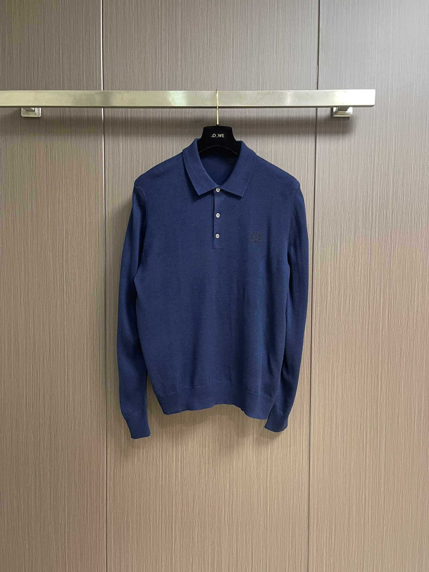 loewe 小标刺绣POLO领针织毛衣，此款POLO领针织衫，选用轻盈纯羊毛平织面料打造。针织款式，呈现