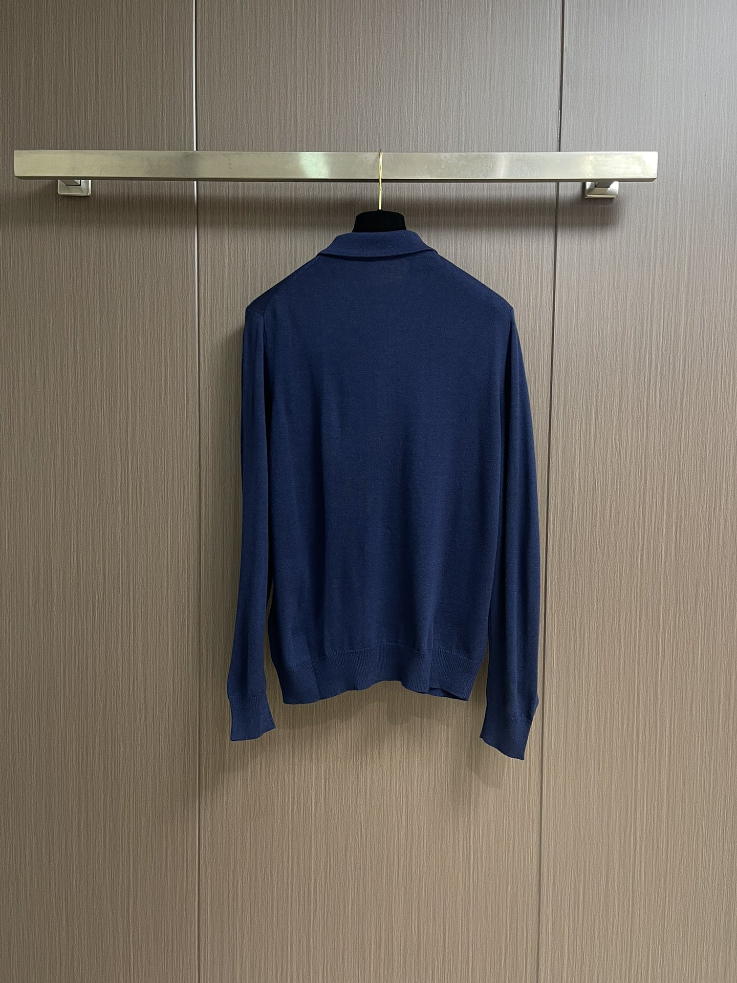 loewe 小标刺绣POLO领针织毛衣，此款POLO领针织衫，选用轻盈纯羊毛平织面料打造。针织款式，呈现