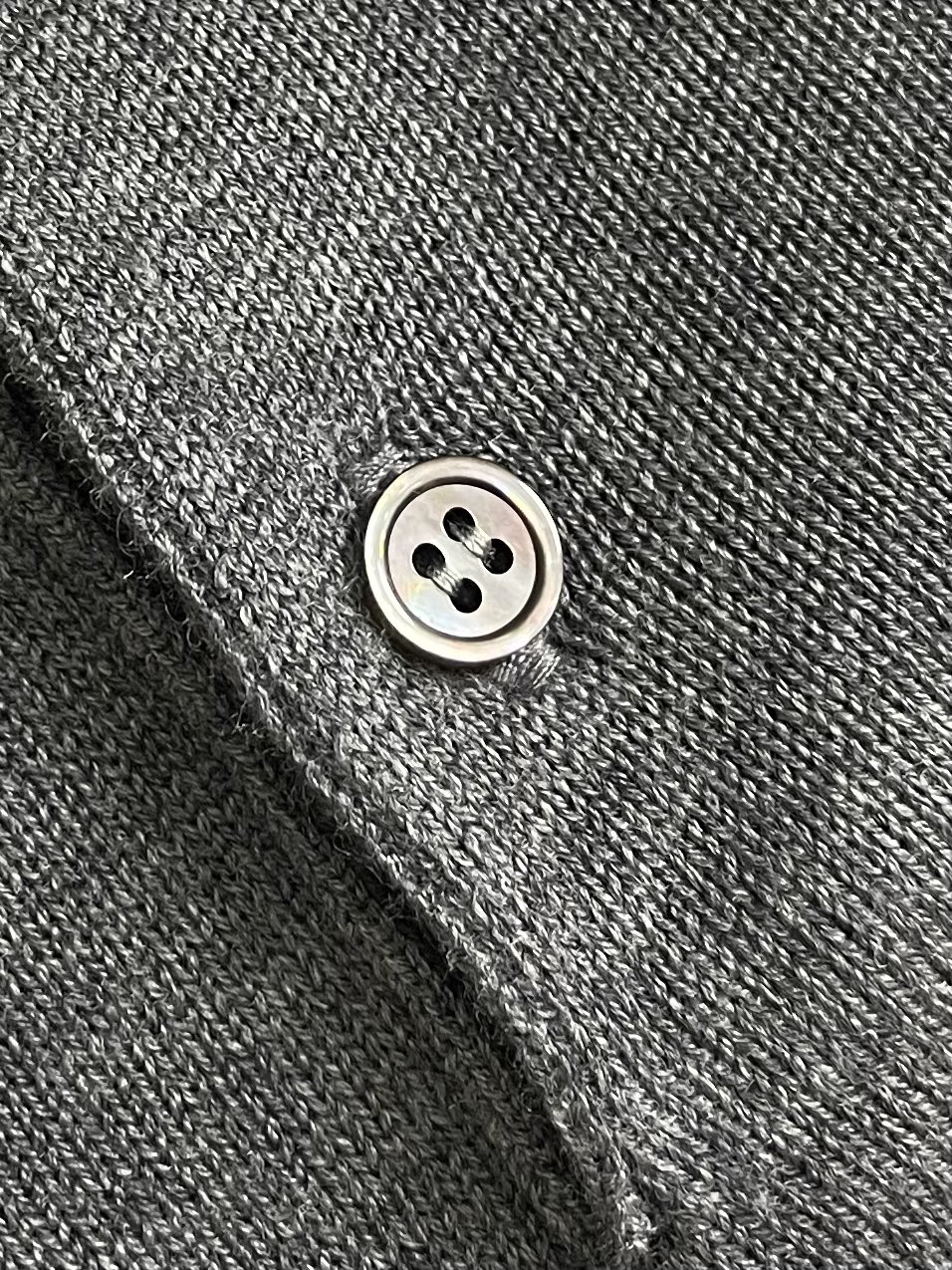 loewe 小标刺绣POLO领针织毛衣，此款POLO领针织衫，选用轻盈纯羊毛平织面料打造。针织款式，呈现