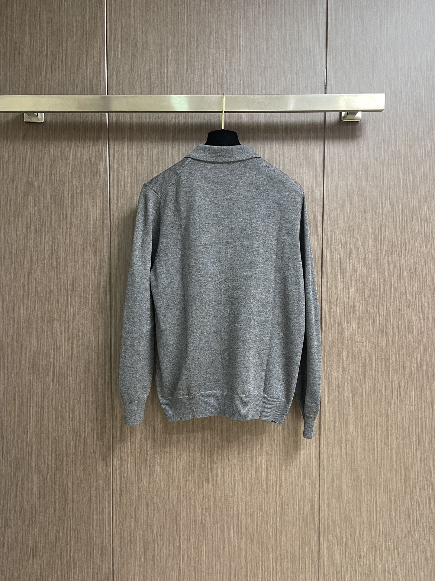 loewe 小标刺绣POLO领针织毛衣，此款POLO领针织衫，选用轻盈纯羊毛平织面料打造。针织款式，呈现