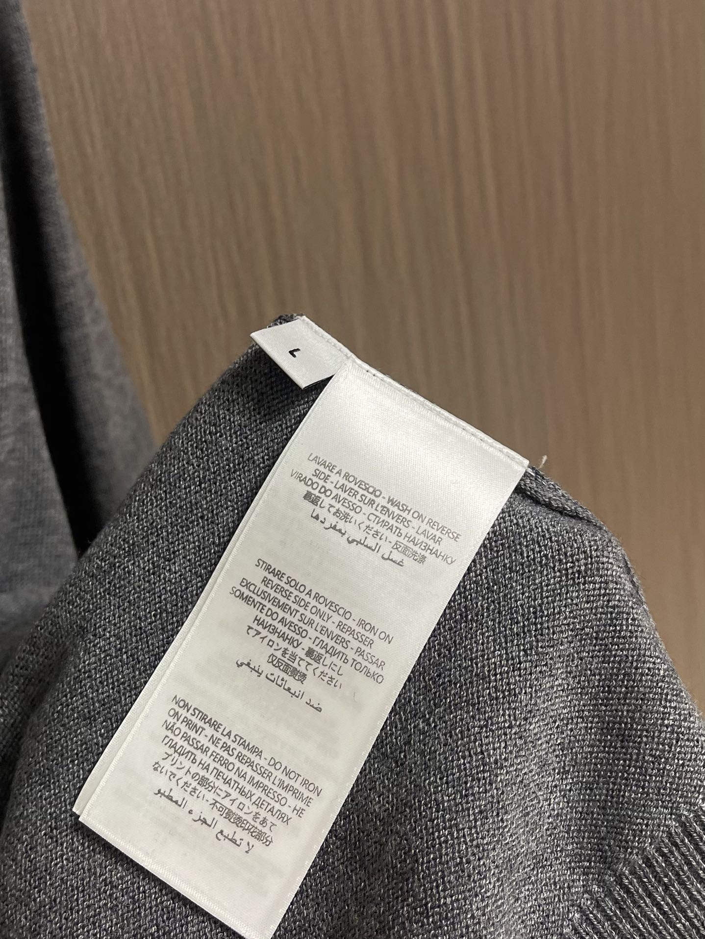 loewe 小标刺绣POLO领针织毛衣，此款POLO领针织衫，选用轻盈纯羊毛平织面料打造。针织款式，呈现