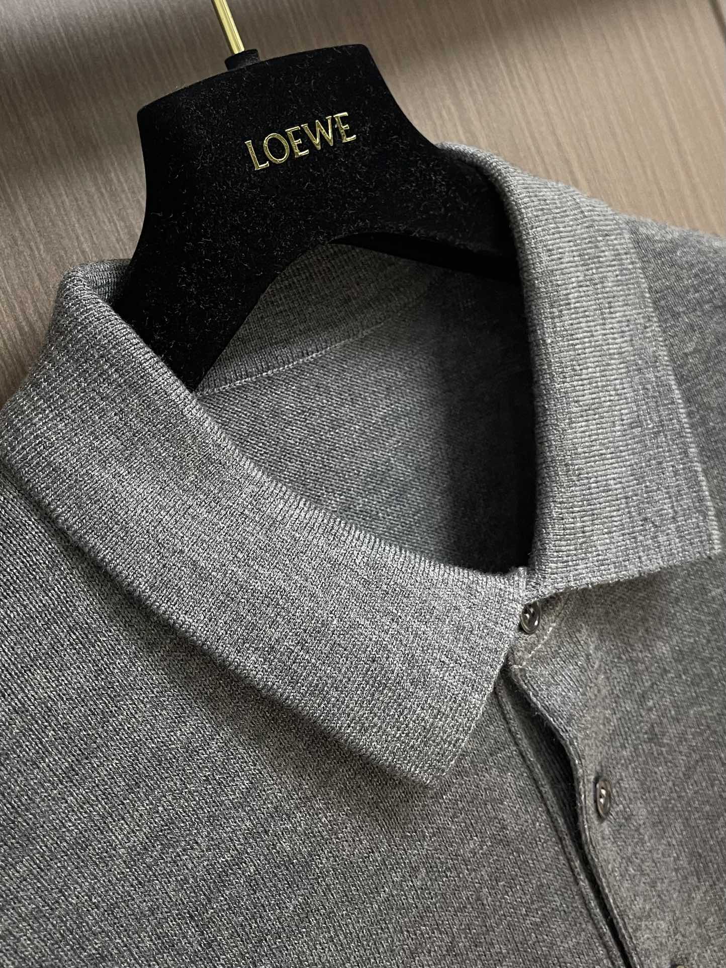 loewe 小标刺绣POLO领针织毛衣，此款POLO领针织衫，选用轻盈纯羊毛平织面料打造。针织款式，呈现