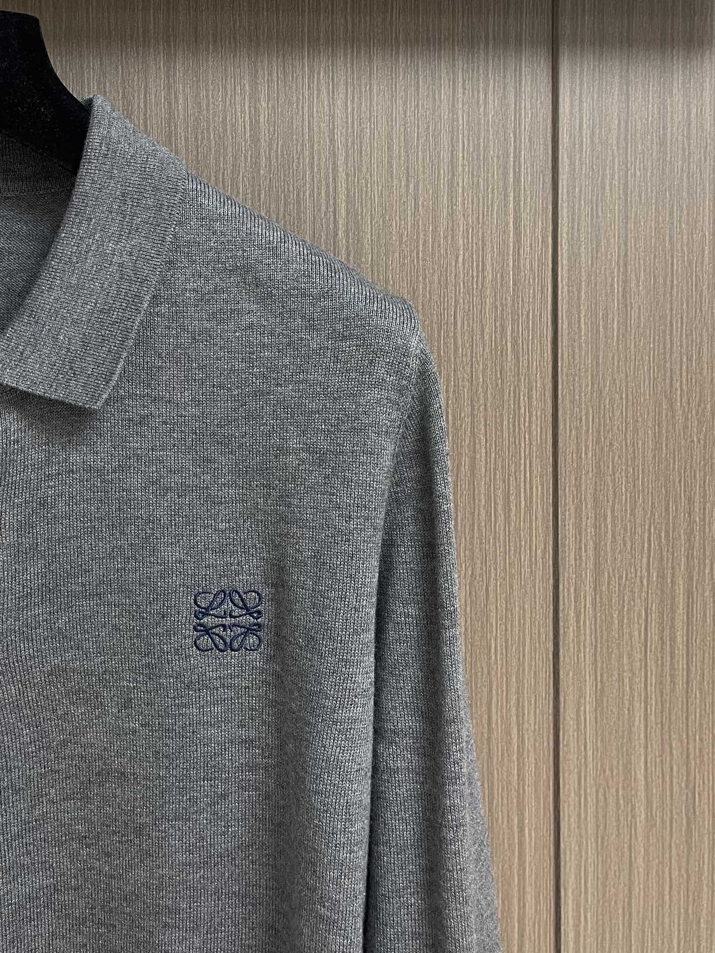 loewe 小标刺绣POLO领针织毛衣，此款POLO领针织衫，选用轻盈纯羊毛平织面料打造。针织款式，呈现