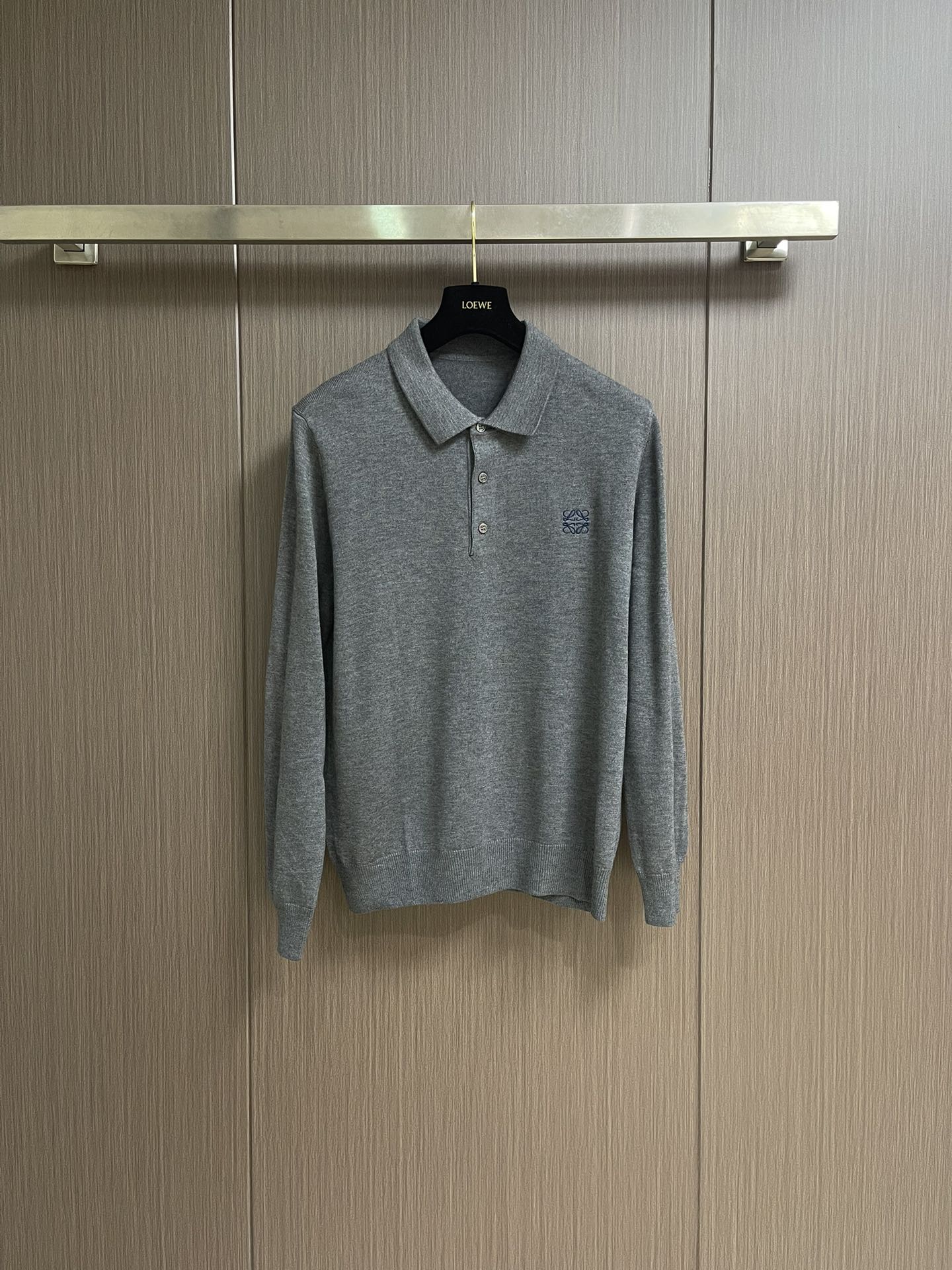 NO:539616,loewe small label embroidered POLO collar knit sweater. This POLO collar knit sweater is made of light pure wool plain fabric. The knitted style presents a slim fit and embroidered with logo embroidery. Size M-3XL, loewe, sweaters, alexander wang19860909loewe 小标刺绣POLO领针织毛衣,此款POLO领针织衫,选用轻盈纯羊毛平织面料打造.针织款式,呈现修身版型,点缀徽标刺绣.尺码M-3XL,,loewe,sweaters,alexander wang,Men's clothing