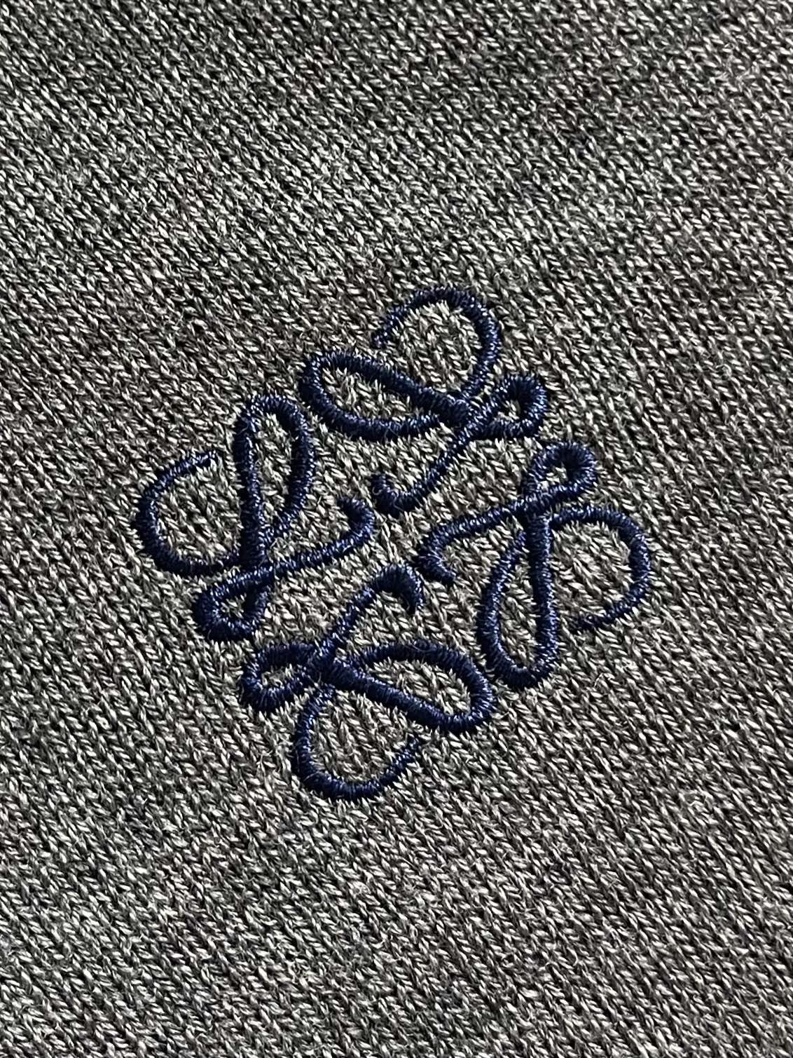 loewe 小标刺绣POLO领针织毛衣，此款POLO领针织衫，选用轻盈纯羊毛平织面料打造。针织款式，呈现