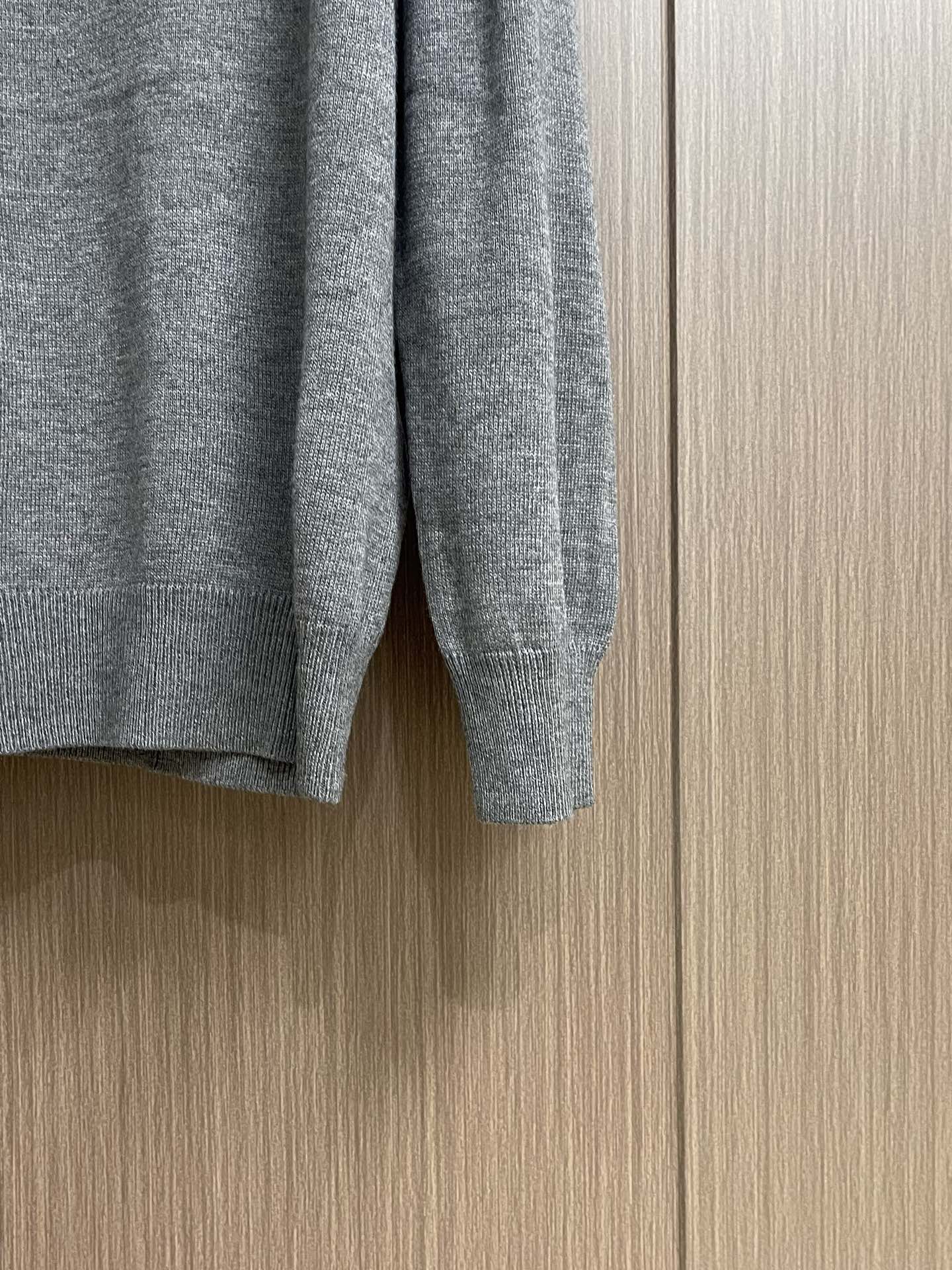 loewe 小标刺绣POLO领针织毛衣，此款POLO领针织衫，选用轻盈纯羊毛平织面料打造。针织款式，呈现