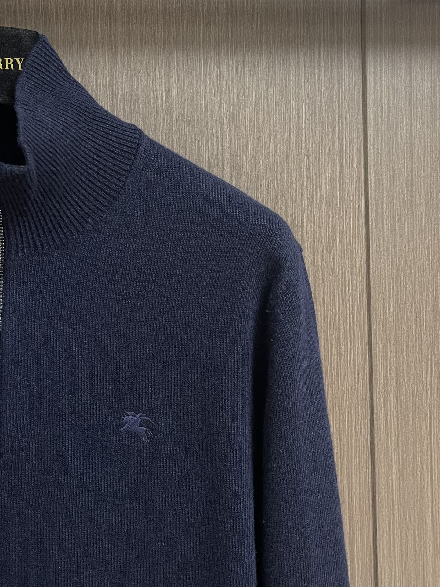 Burberry 战马刺绣半拉链高领针织毛衣，以羊绒为主体主导面料的手感、保暖性和轻盈感，同时提供无与伦