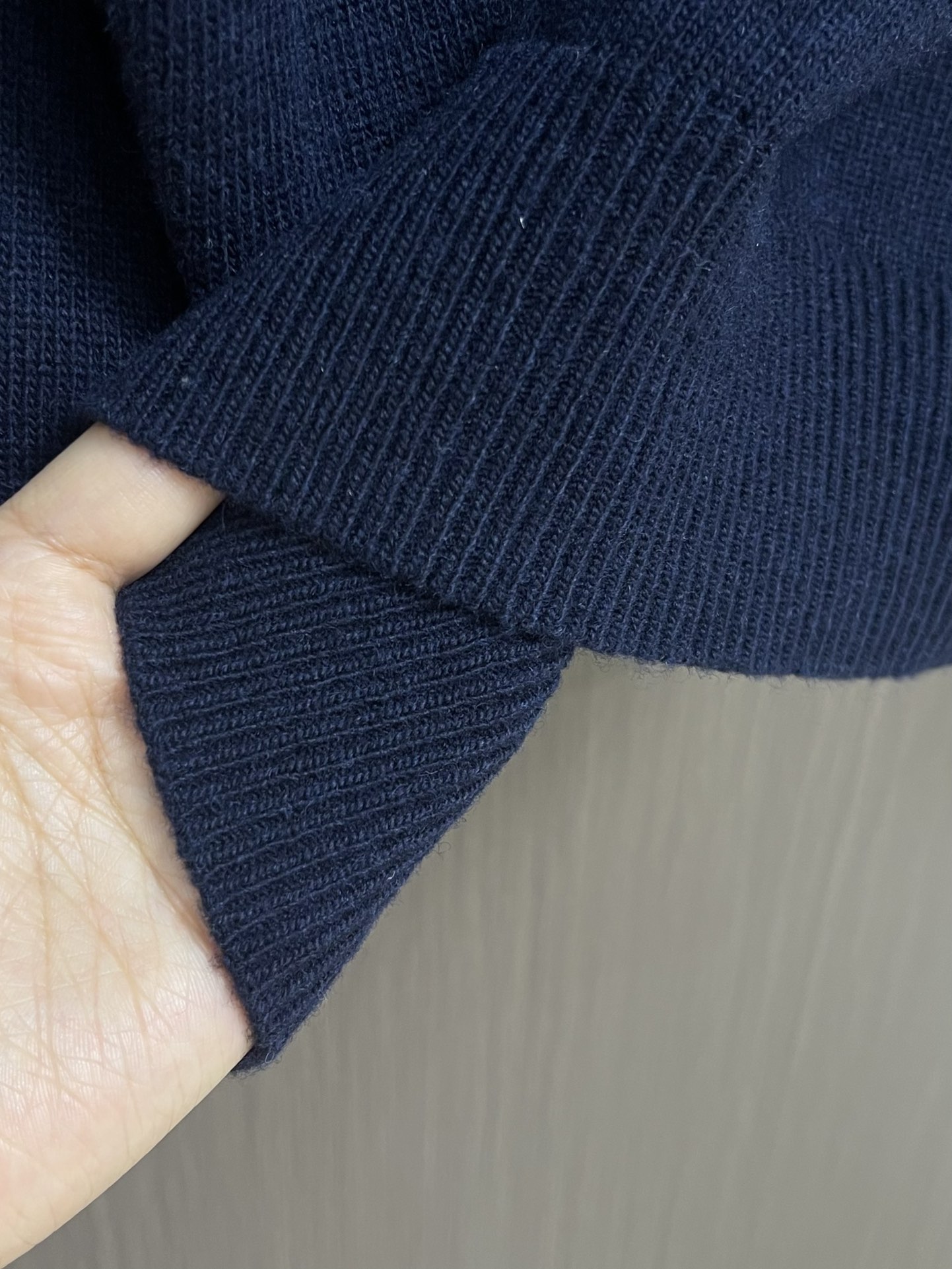 Burberry 战马刺绣半拉链高领针织毛衣，以羊绒为主体主导面料的手感、保暖性和轻盈感，同时提供无与伦