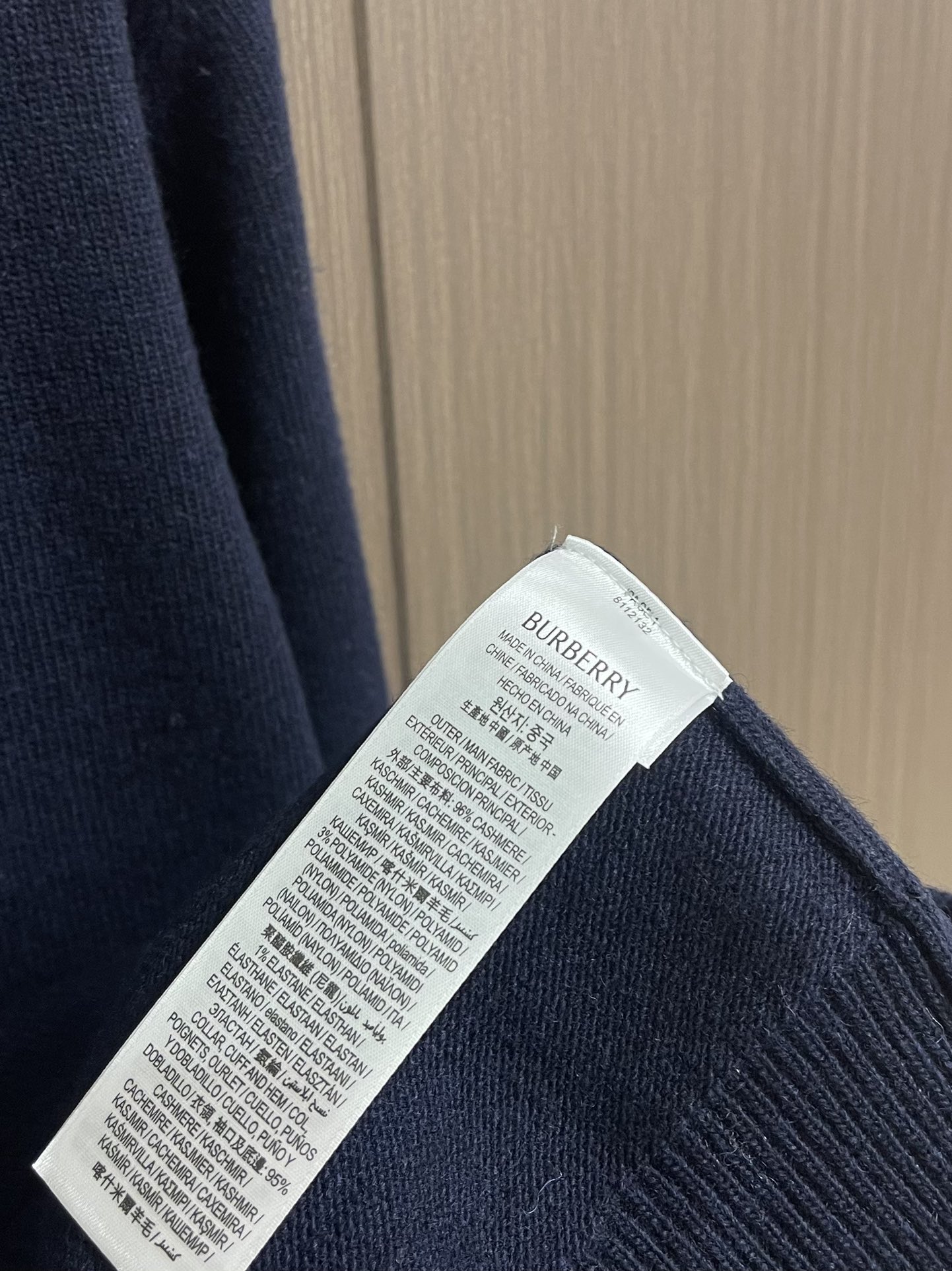 Burberry 战马刺绣半拉链高领针织毛衣，以羊绒为主体主导面料的手感、保暖性和轻盈感，同时提供无与伦