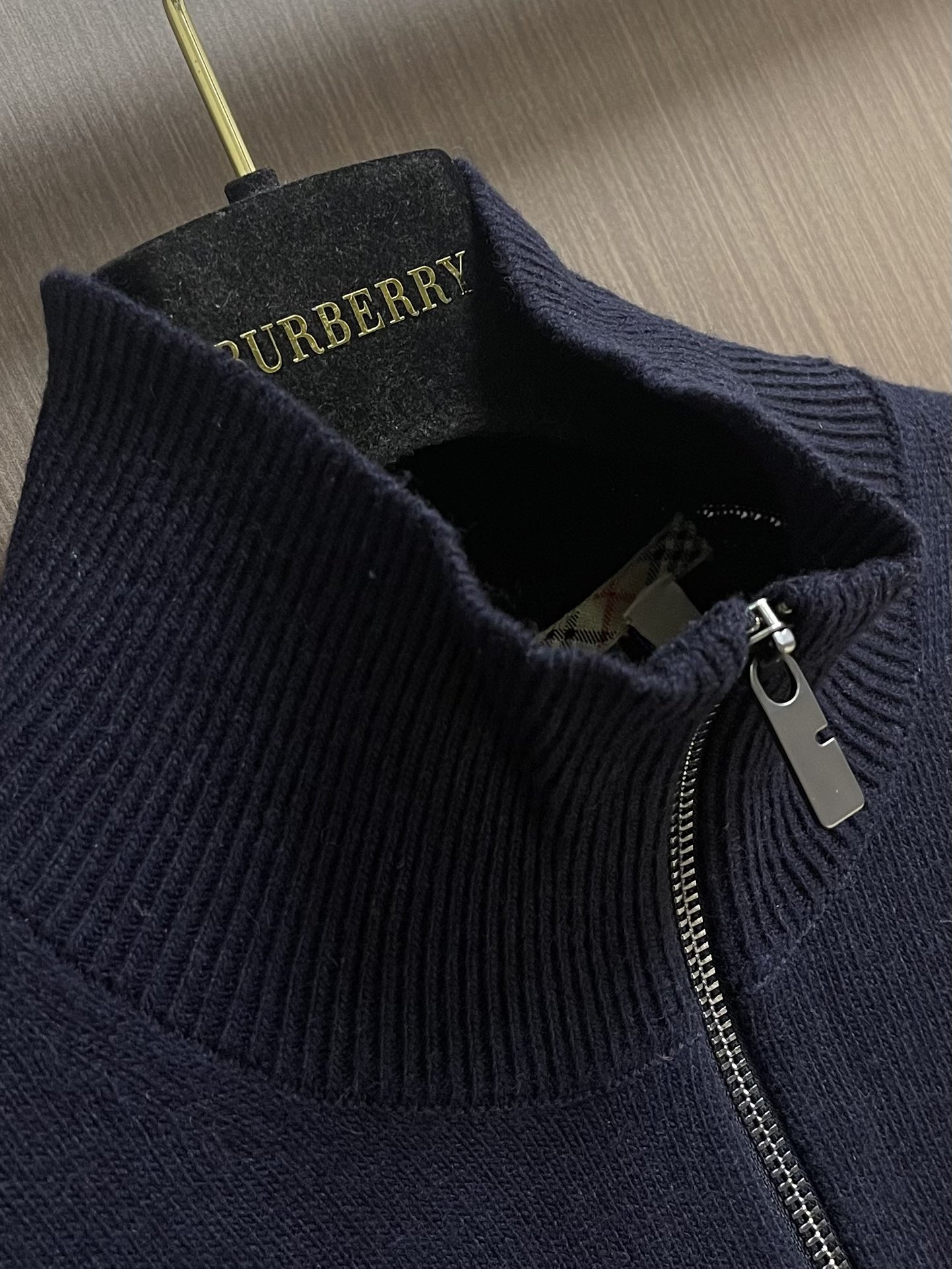 Burberry 战马刺绣半拉链高领针织毛衣，以羊绒为主体主导面料的手感、保暖性和轻盈感，同时提供无与伦