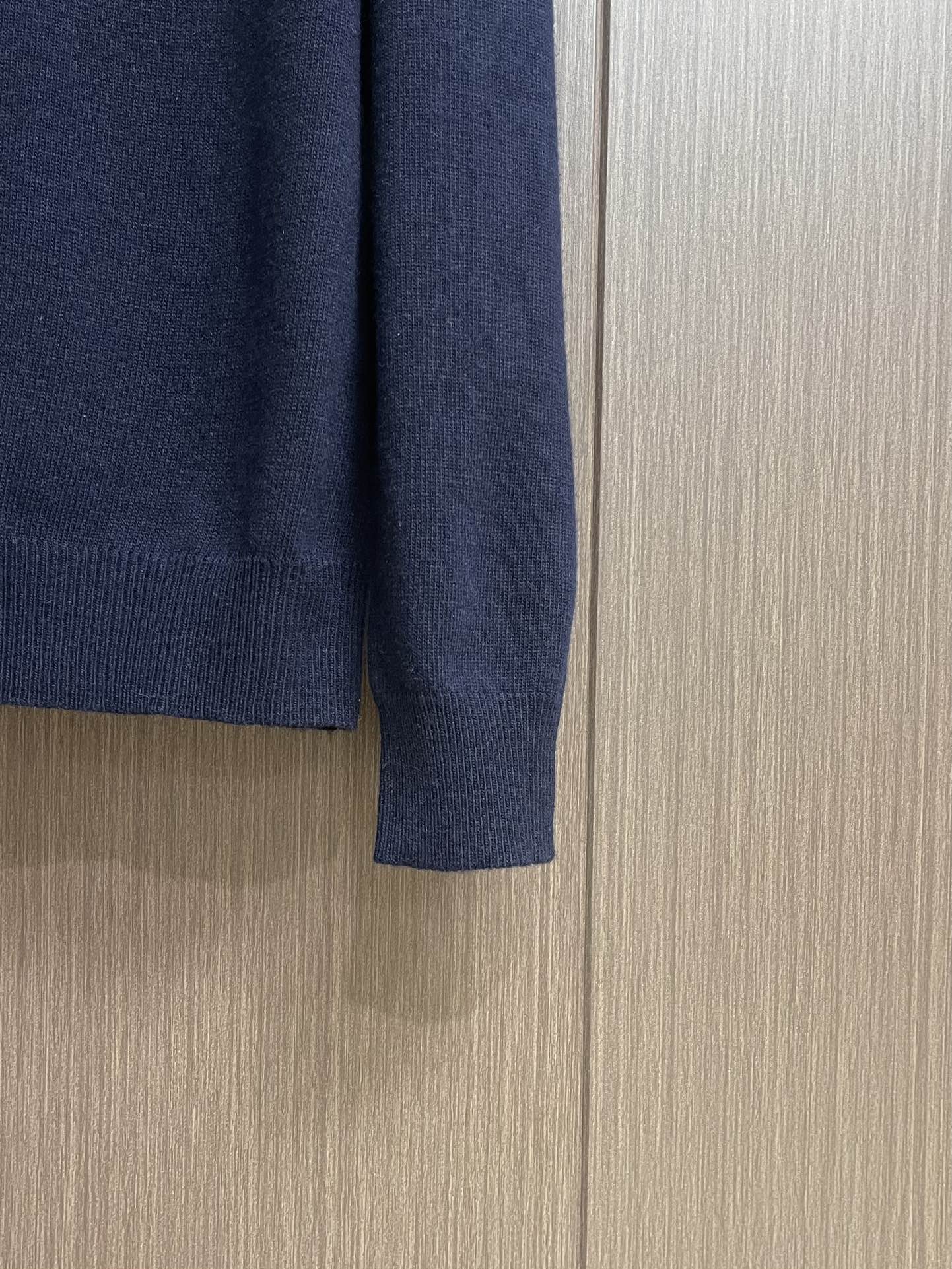 Burberry 战马刺绣半拉链高领针织毛衣，以羊绒为主体主导面料的手感、保暖性和轻盈感，同时提供无与伦