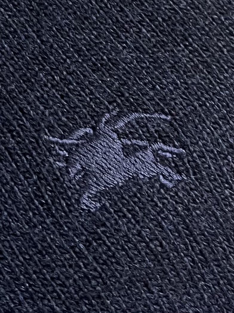 Burberry 战马刺绣半拉链高领针织毛衣，以羊绒为主体主导面料的手感、保暖性和轻盈感，同时提供无与伦