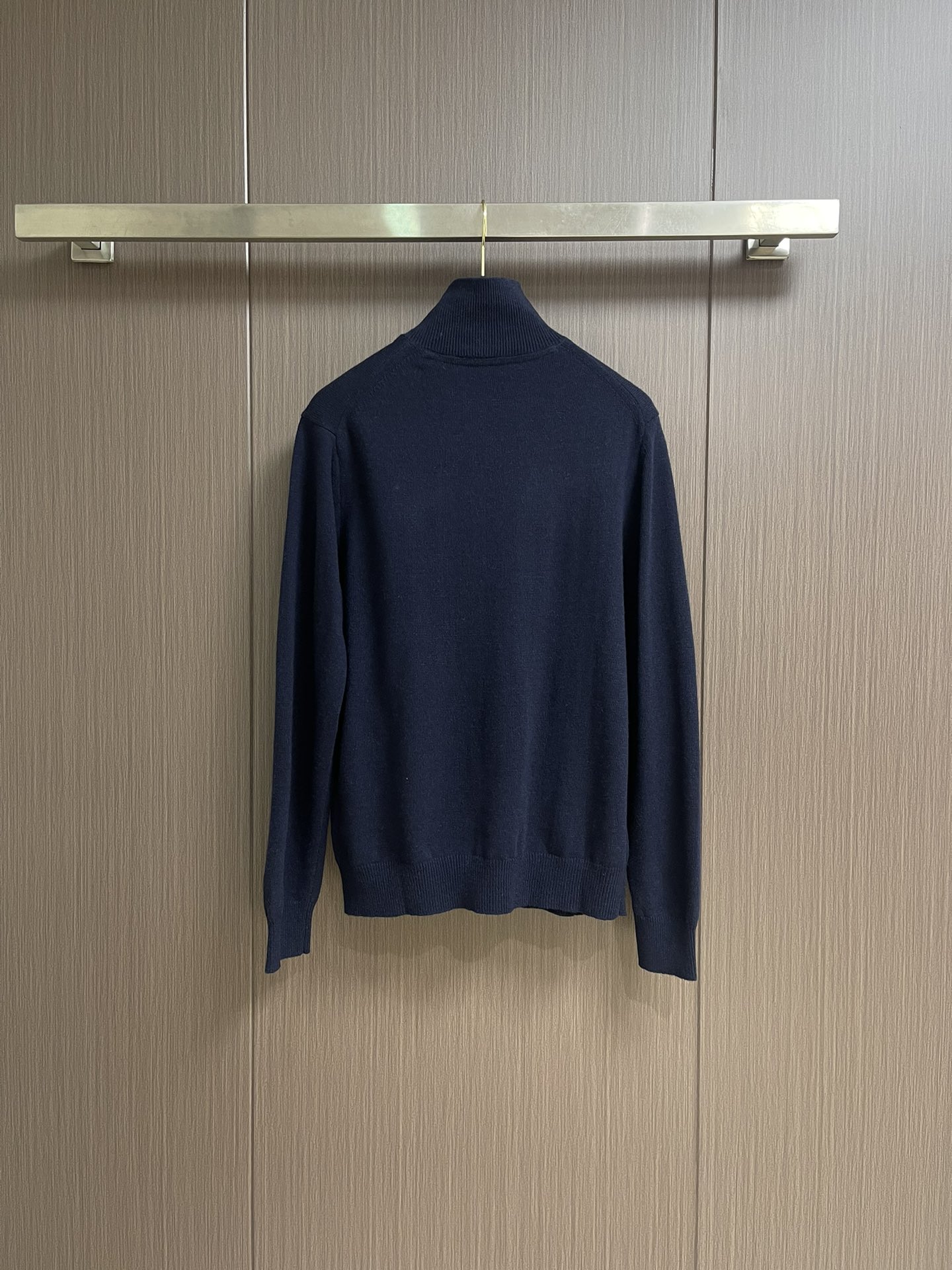 Burberry 战马刺绣半拉链高领针织毛衣，以羊绒为主体主导面料的手感、保暖性和轻盈感，同时提供无与伦