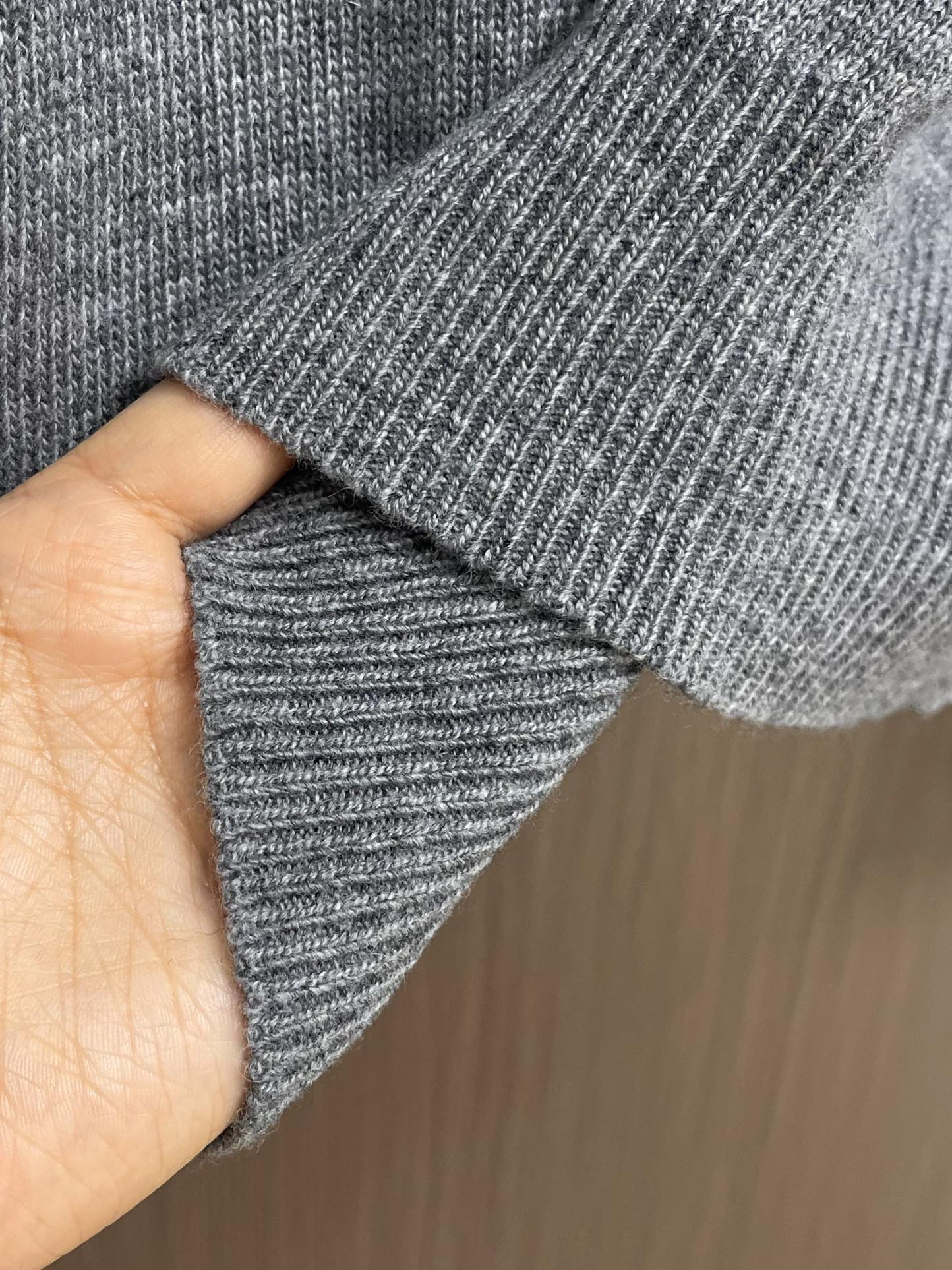 Burberry 战马刺绣半拉链高领针织毛衣，以羊绒为主体主导面料的手感、保暖性和轻盈感，同时提供无与伦