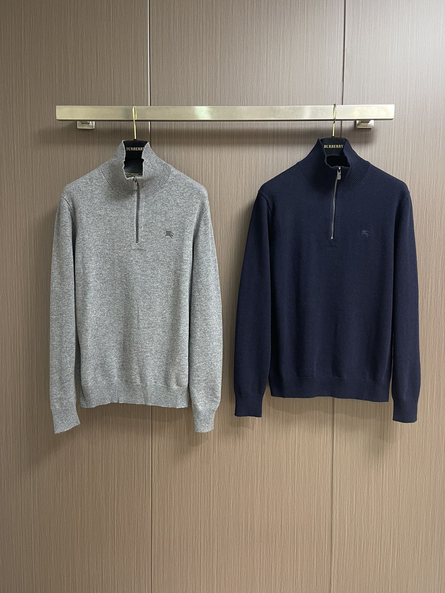 Burberry 战马刺绣半拉链高领针织毛衣，以羊绒为主体主导面料的手感、保暖性和轻盈感，同时提供无与伦