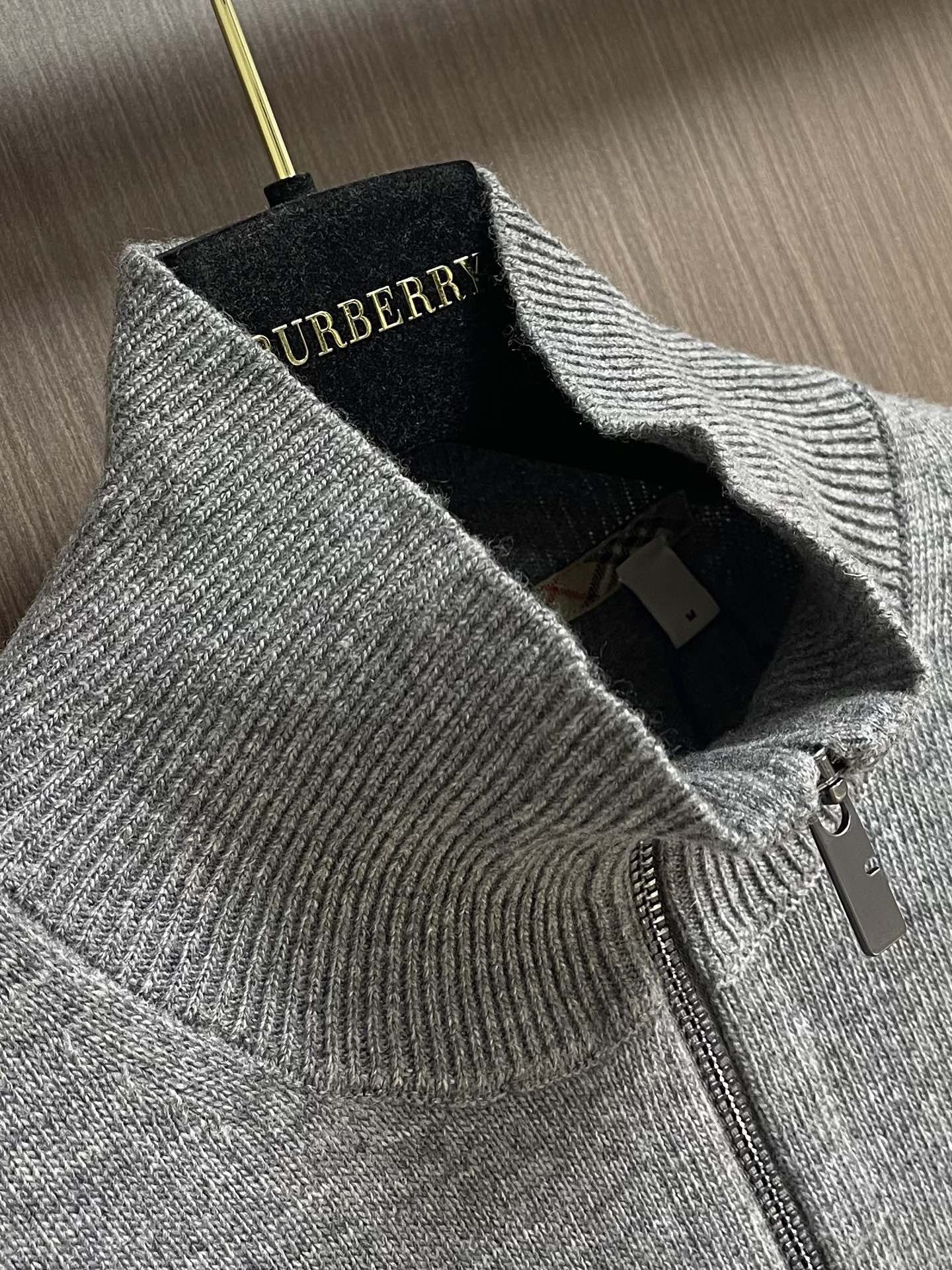 Burberry 战马刺绣半拉链高领针织毛衣，以羊绒为主体主导面料的手感、保暖性和轻盈感，同时提供无与伦