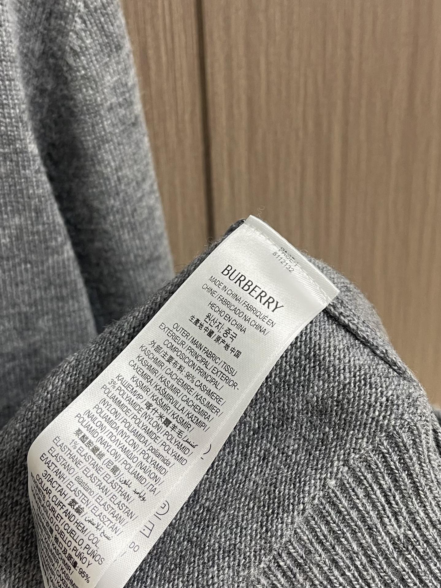 Burberry 战马刺绣半拉链高领针织毛衣，以羊绒为主体主导面料的手感、保暖性和轻盈感，同时提供无与伦