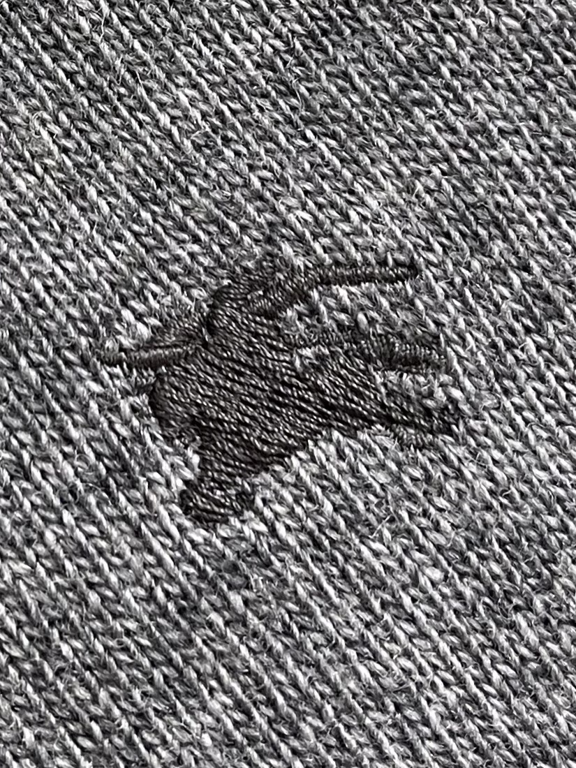 Burberry 战马刺绣半拉链高领针织毛衣，以羊绒为主体主导面料的手感、保暖性和轻盈感，同时提供无与伦